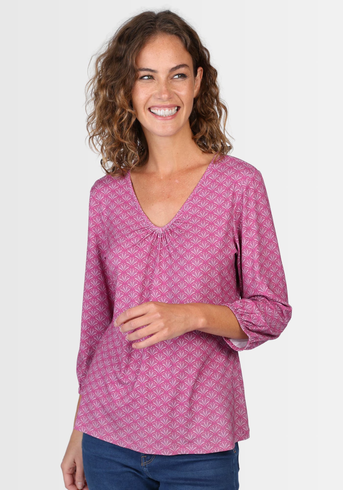 Seitenansicht des Shirts „Andria“ in Himbeerrot: Die raffinierte Raffung am herzförmigen Ausschnitt und die angenehme Viskose-Elasthan-Mischung sorgen für ein feminines, lässiges Tragegefühl.