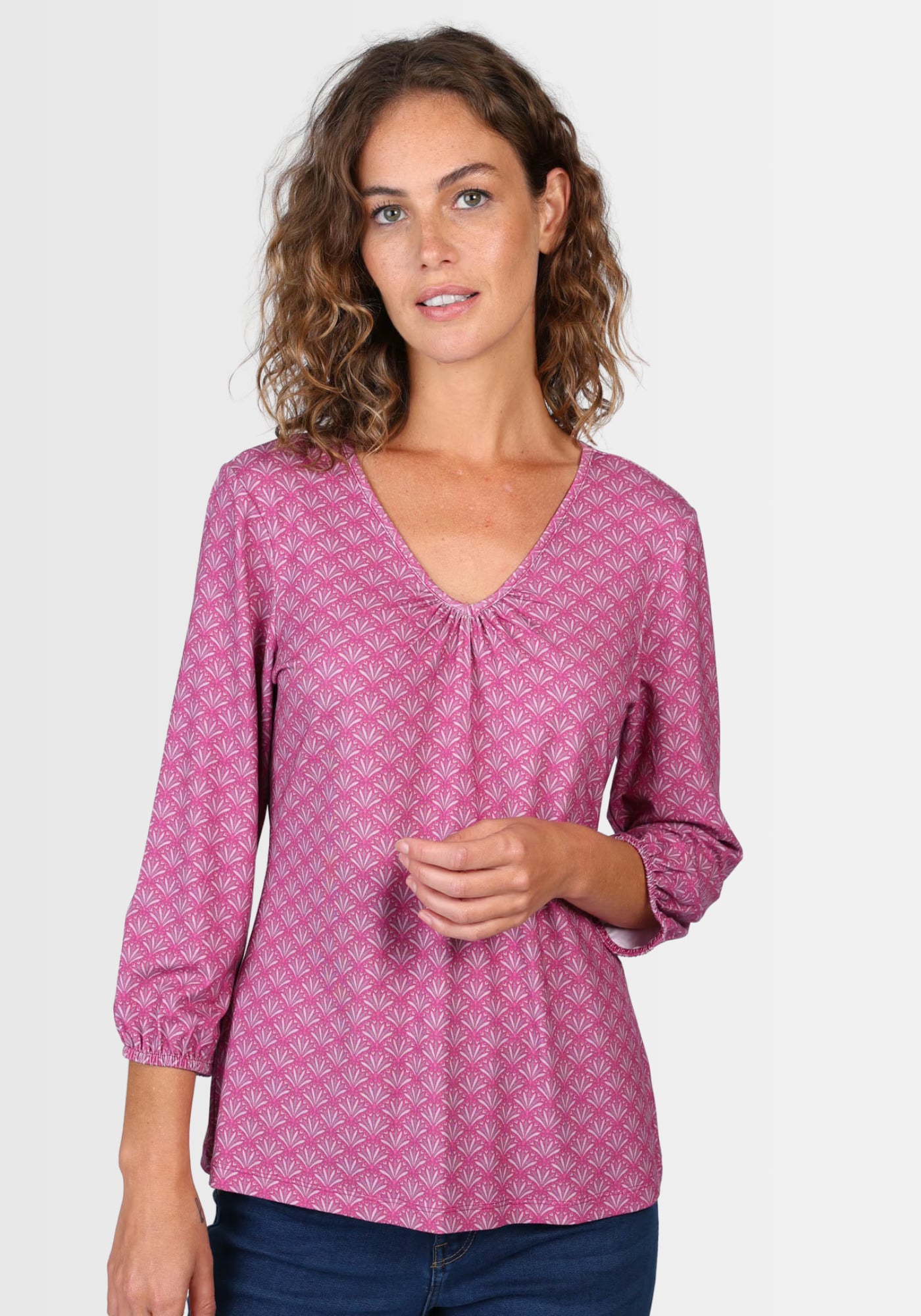 Das Shirt „Andria“ in intensivem Himbeerrot (raspberry) zeigt seinen gerafften, herzförmigen Ausschnitt und eine lockere Passform. Die 3/4-Ärmel mit Gummibündchen verleihen dem Shirt eine moderne, bequeme Note.