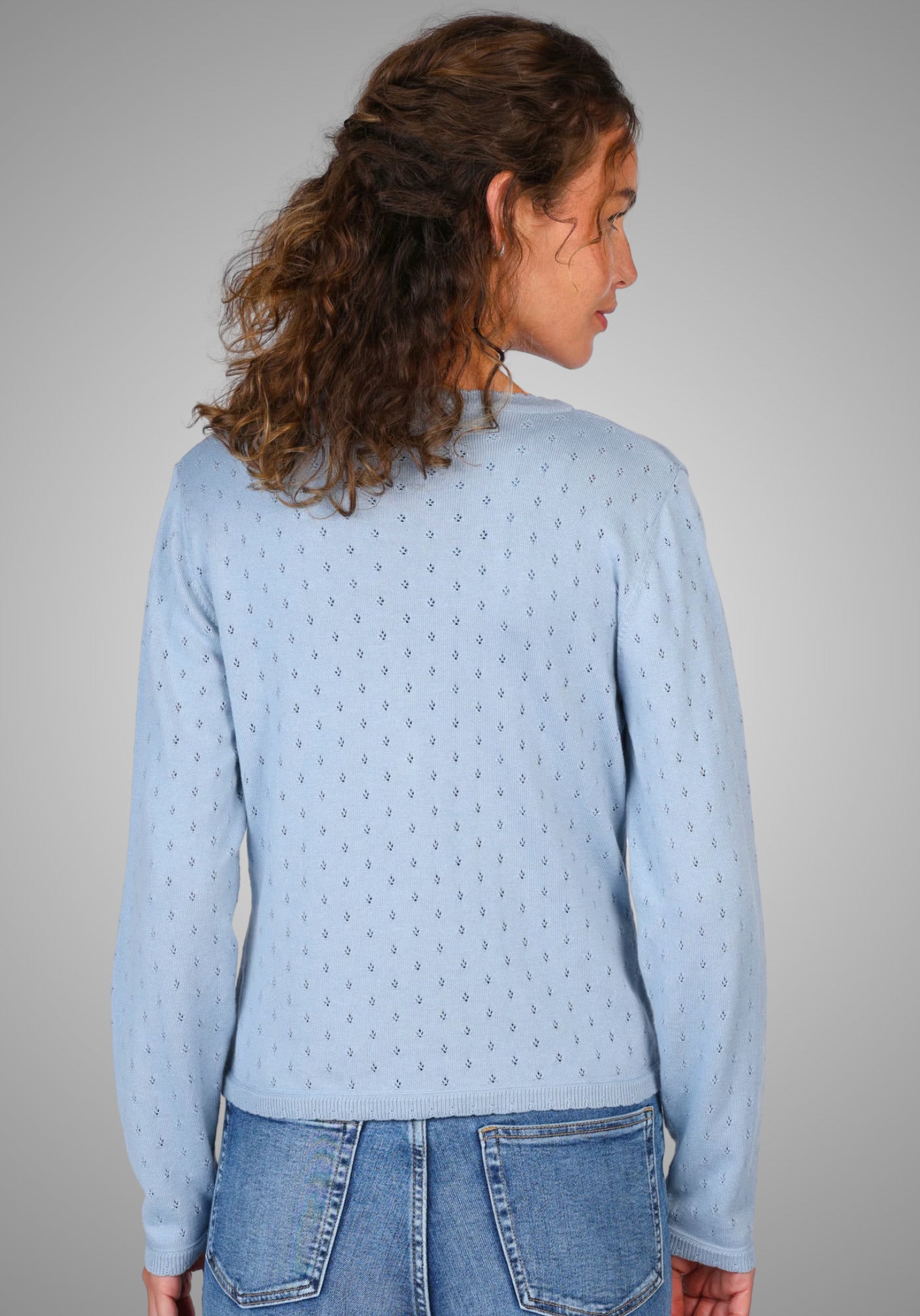 Zartblaue Damenstrickjacke mit Ajourmuster und liebevollen Strickkanten, aus einem weichen Baumwolle-Modal-Mix für einen femininen Look.