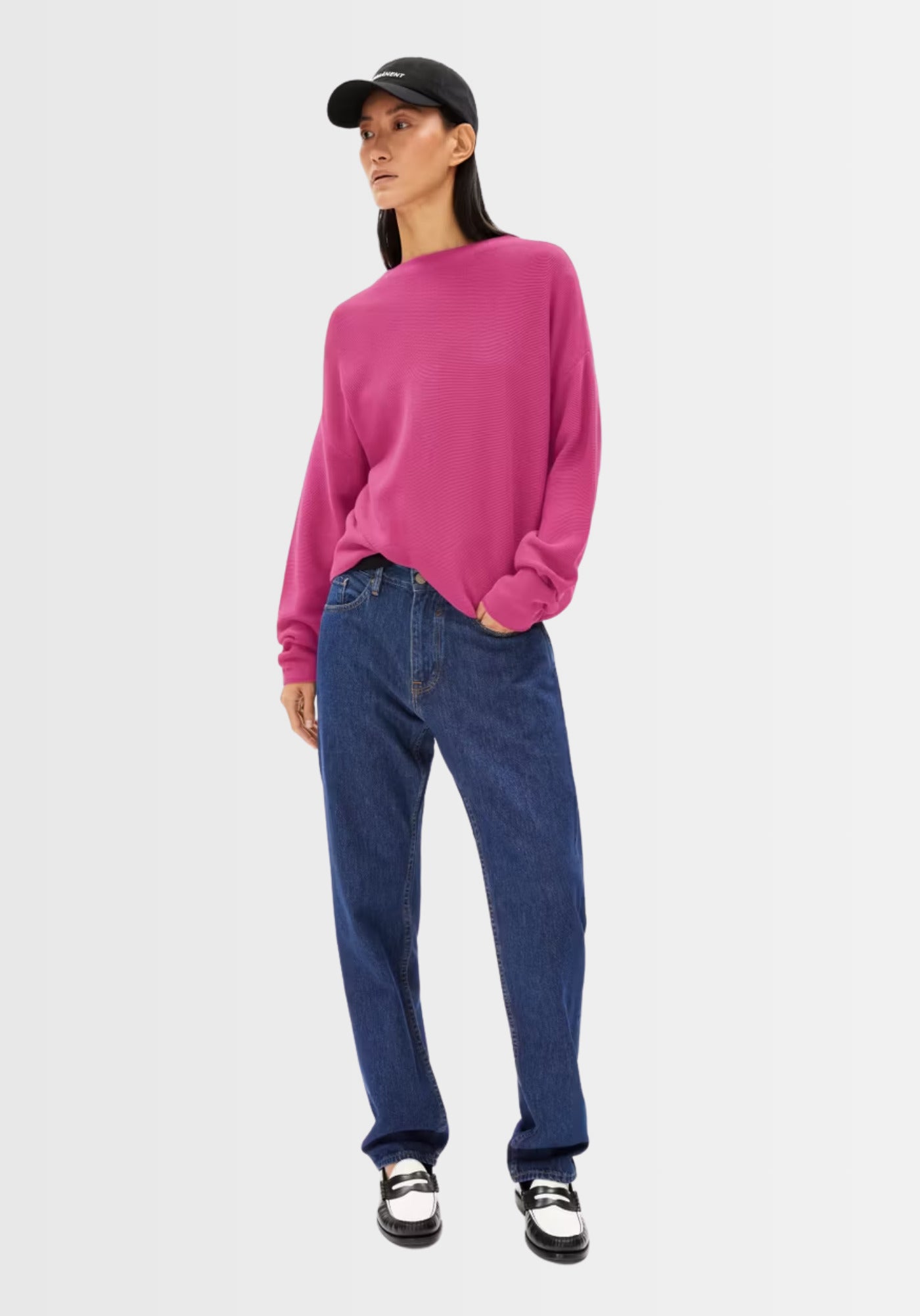 Model zeigt den lässig geschnittenen Merinaa Sweater in Pink mit überschnittenen Schultern und geripptem Mock Neck, hergestellt in Istanbul.