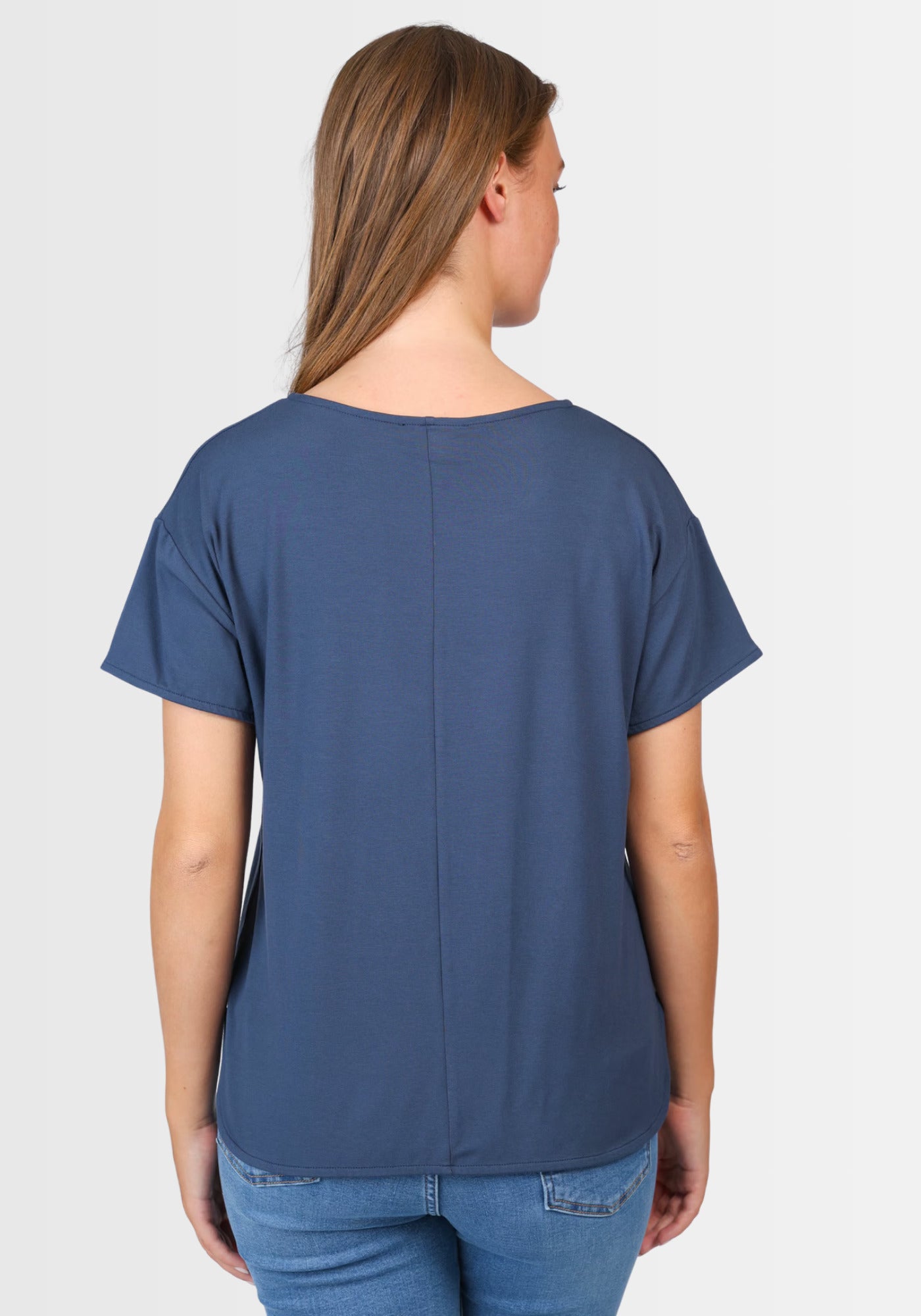 Die Rückseite des T-Shirts „Betzi“ zeigt eine mittige Naht und betont den lässigen, bequemen Schnitt in angesagtem Navy.