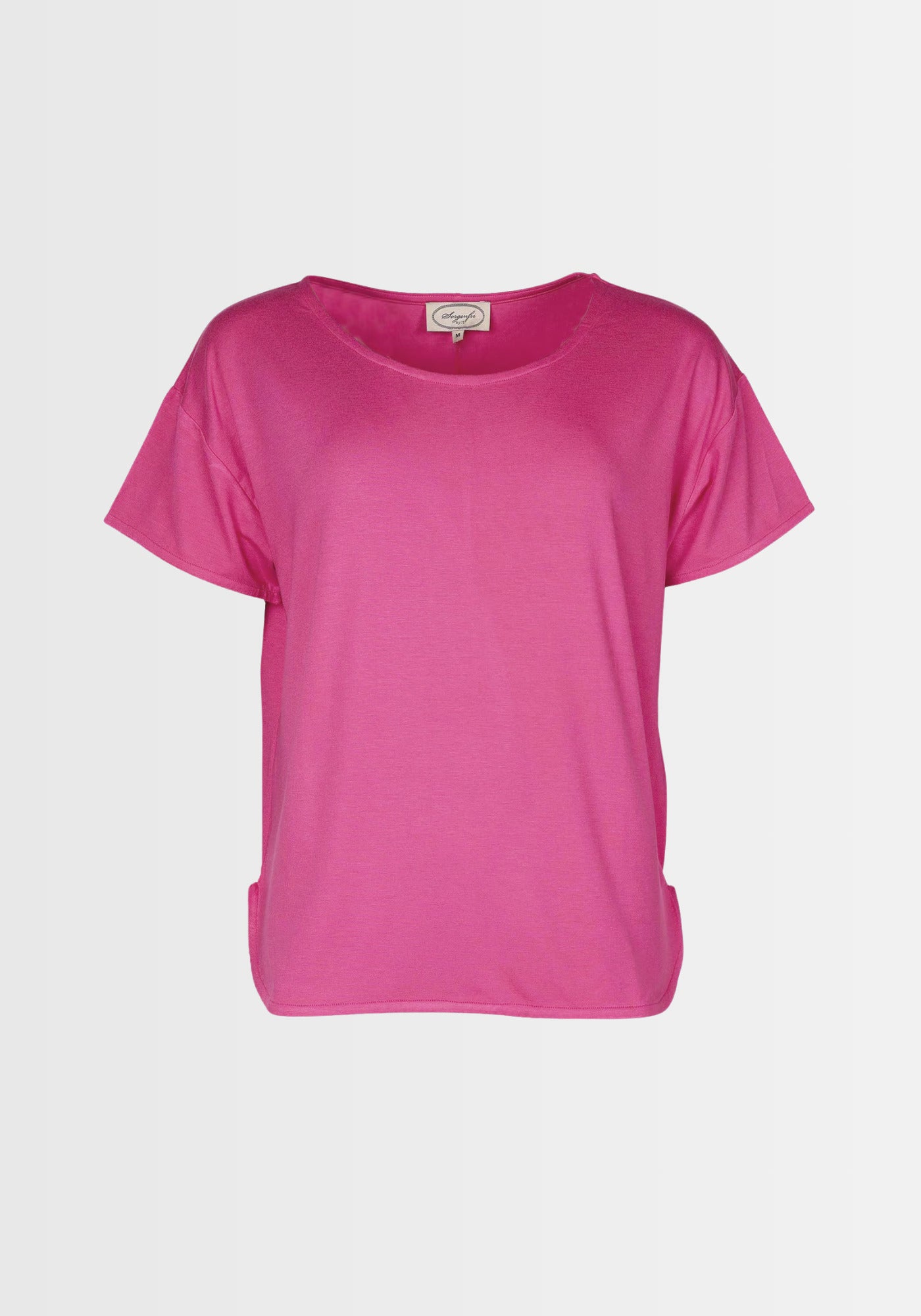 Freigestelltes T-Shirt „Betzi“ in kräftigem Pinkton, aus 95% LENZING™ ECOVERO™ Viskose und 5% Elasthan, ideal für einen bequemen und stylischen Alltagslook.