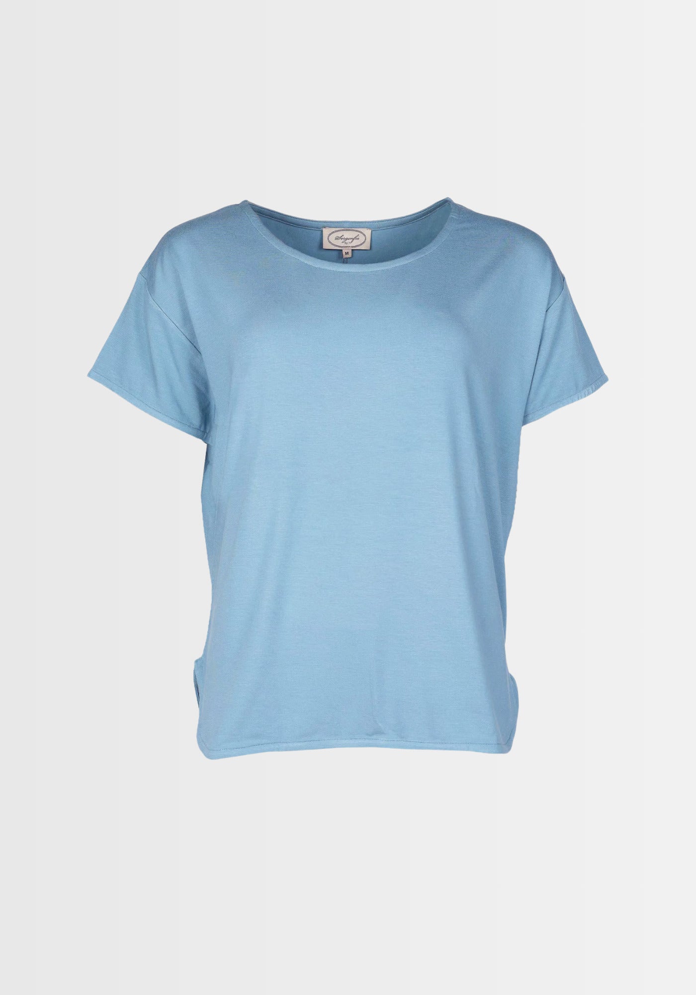 Freigestelltes T-Shirt „Betzi“ in Schwedischblau, kurzärmelig und aus LENZING™ ECOVERO™-Viskose, das bei 30° Schonwaschgang pflegeleicht bleibt.