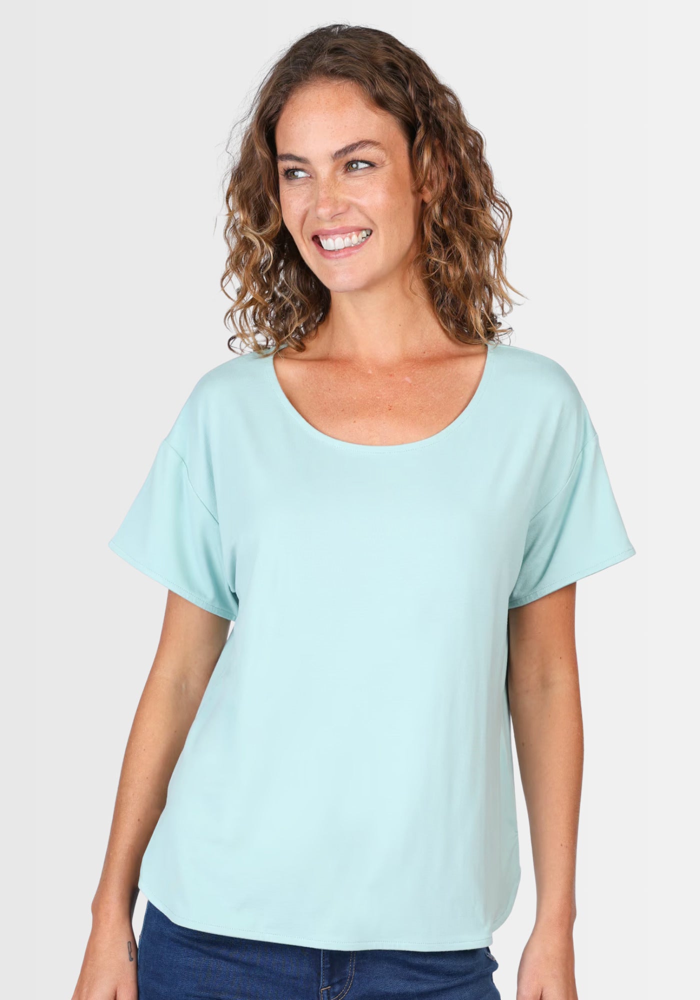 Lifestyle-Aufnahme des T-Shirts "Betzi" in Turquoise, stilvoll kombiniert mit einer Jeans und dezenten Accessoires – ideal für einen frischen, entspannten Look im Alltag.