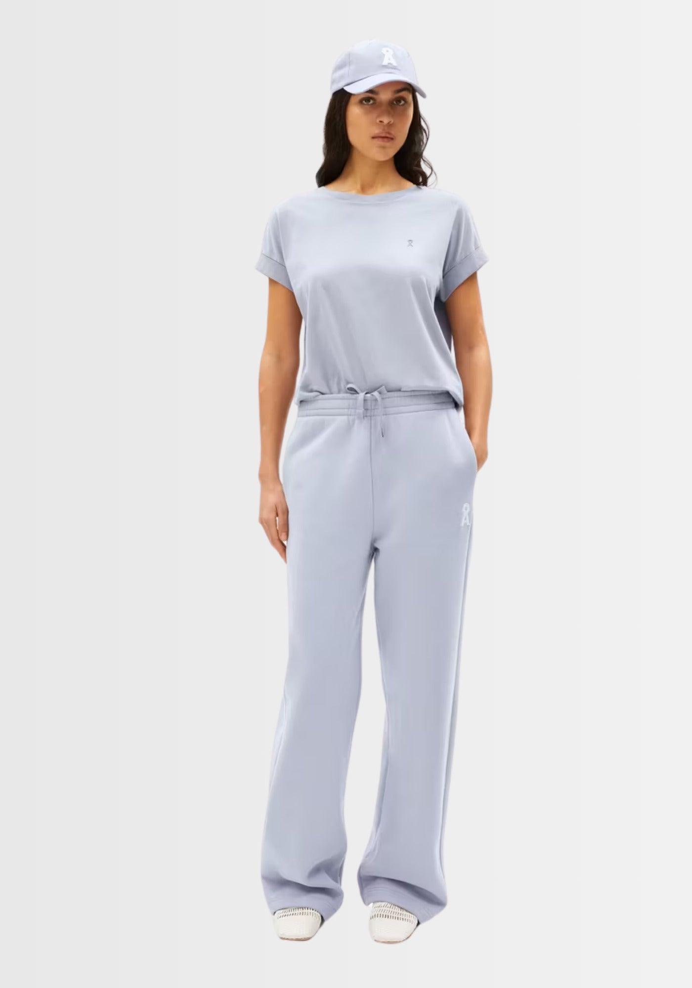 Frontale Ansicht des Idaara T-Shirts aus GOTS-zertifizierter Bio-Baumwolle, hier in Misty Morning, mit kurzen Ärmeln und lockerem Schnitt.