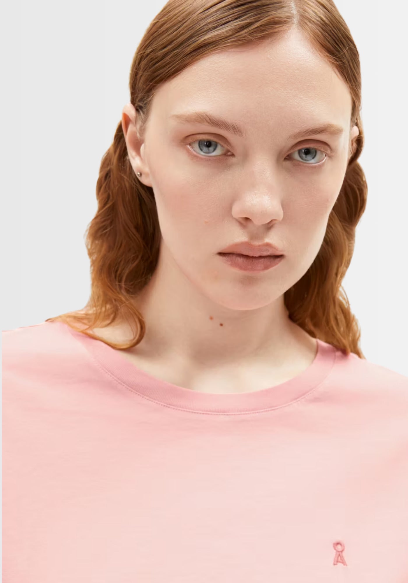 Leichtes, kurzärmeliges T-Shirt in zartem Rosa, aus nachhaltiger Bio-Baumwolle, perfekt kombinierbar mit Jeans, Röcken oder Shorts.