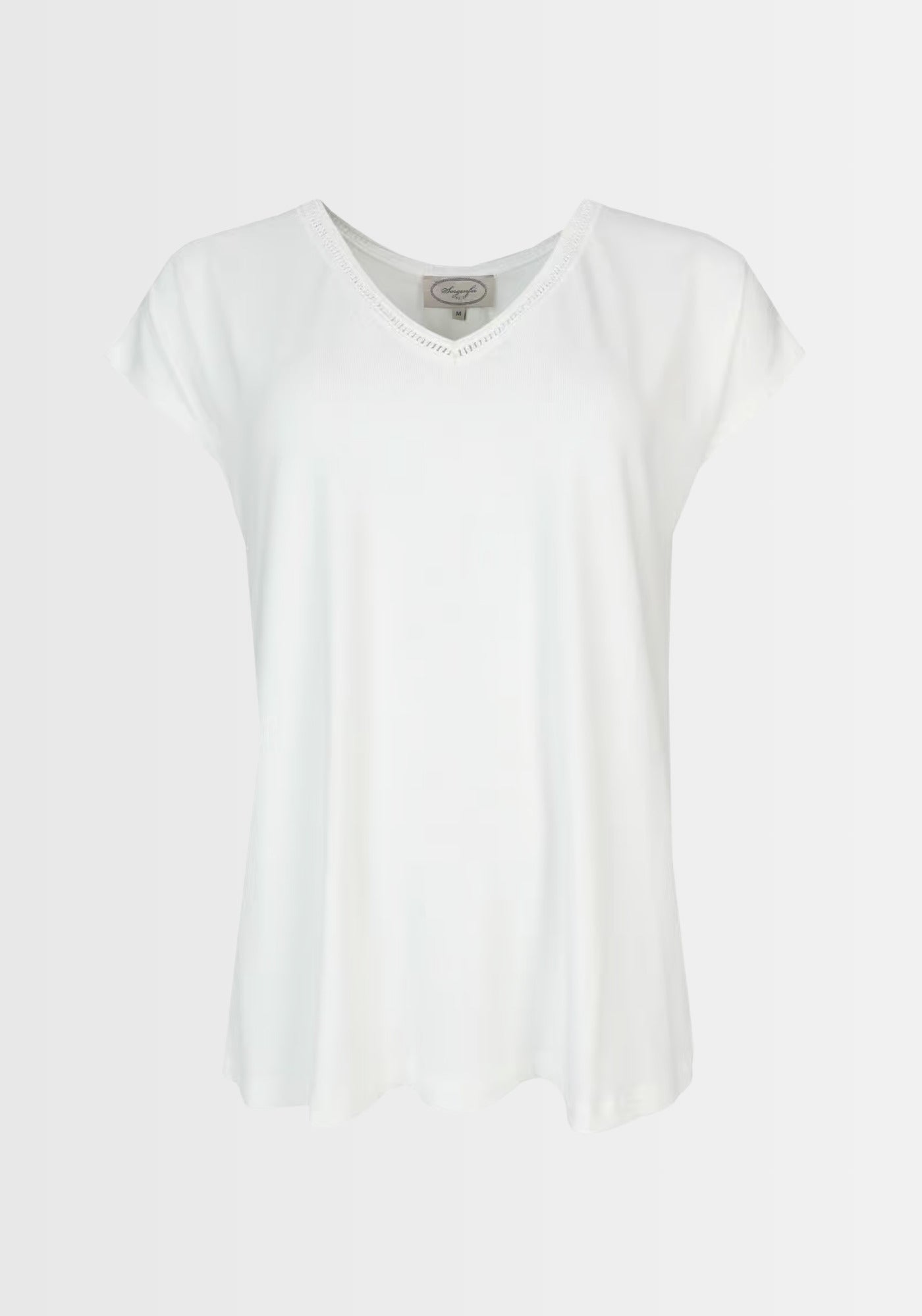 Freigestellte Ansicht des T-Shirts „Nylara“ in Ivory von Sorgenfri Sylt. Hergestellt aus nachhaltiger LENZING™ ECOVERO™ Viskose und Elasthan, besticht es durch einen lockeren, luftigen Schnitt und einen raffinierten V-Ausschnitt – perfekt für den täglichen Tragekomfort.