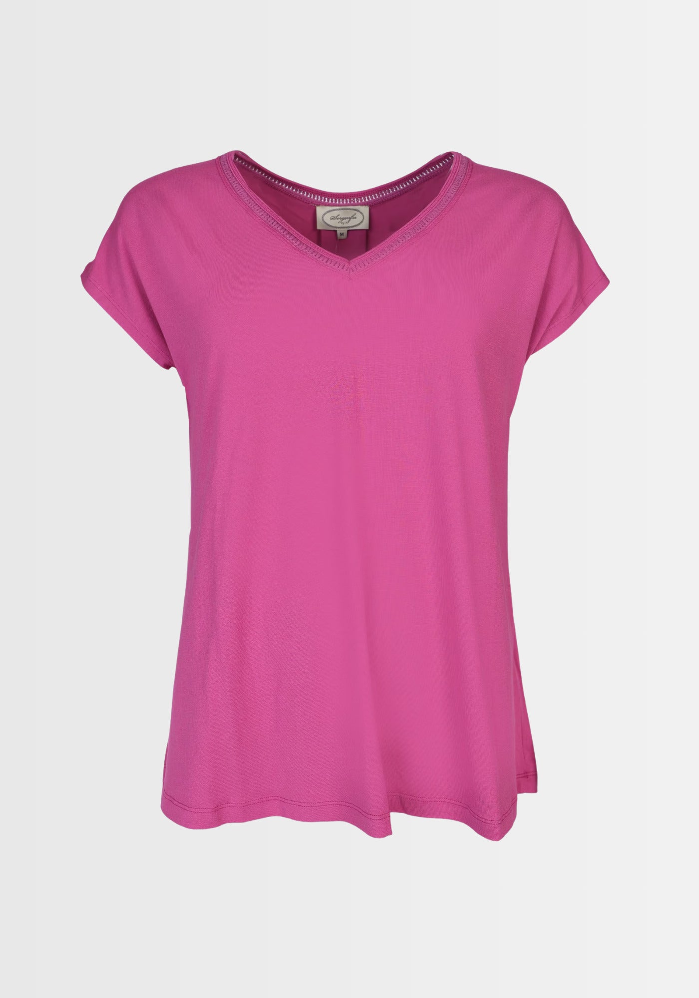 Freigestellte Ansicht des T-Shirts "Nylara" in Raspberry, aus nachhaltiger LENZING™ ECOVERO™ Viskose und Elasthan. Der luftige, lockere Schnitt und der elegante V-Ausschnitt machen es zum perfekten, umweltfreundlichen Basic.