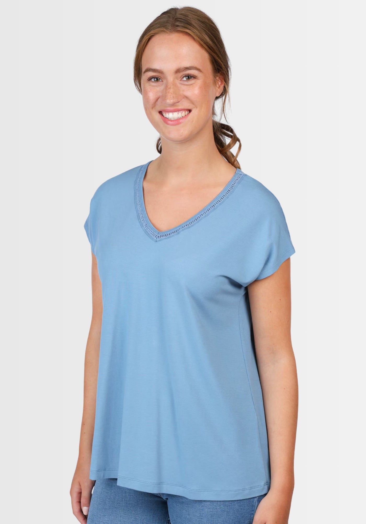 Frontale Ansicht des luftigen T-Shirts „Nylara“ in Swedish Blue. Das Modell zeigt den raffinierten V-Ausschnitt und den entspannten, lockeren Schnitt aus nachhaltiger LENZING™ ECOVERO™ Viskose, ideal für den Alltag.