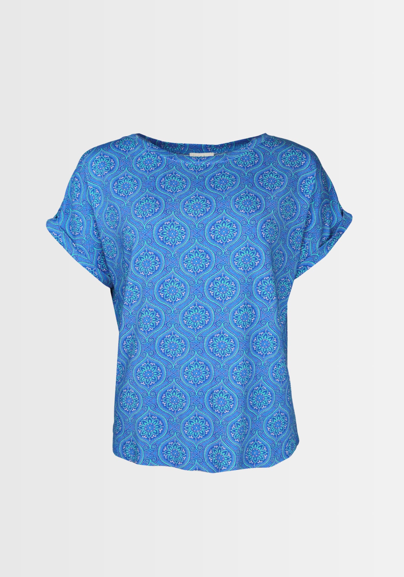 Detailansicht des kunstvollen Mandala-Musters auf dem „Vroni“ Shirt in Lapis. Die feinen Ornamente verleihen dem Shirt einen Hauch Boho-Chic, perfekt für einen entspannten, modischen Stil.