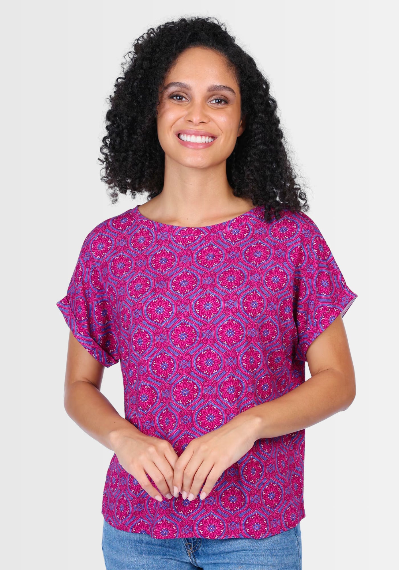 Vorderansicht des T-Shirts „Vroni“ in Himbeerrot mit ornamentalem Mandala-Druck. Der weiche LENZING™ ECOVERO™-Viskose-Stoff und der lässige U-Boot-Ausschnitt verleihen einen dezent boho-inspirierten Look.