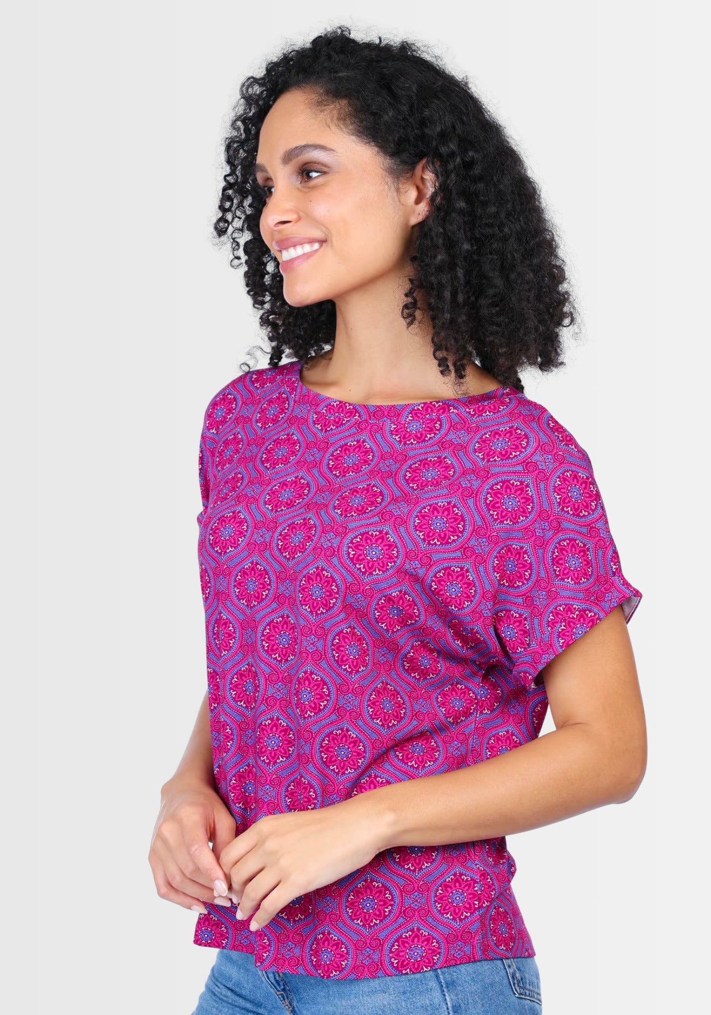 Seitenansicht des locker geschnittenen T-Shirts „Vroni“ in Himbeerrot. Die schmalen Ärmelaufschläge betonen die Silhouette, während das nachhaltige Viskose-Material für angenehme Bewegungsfreiheit sorgt.