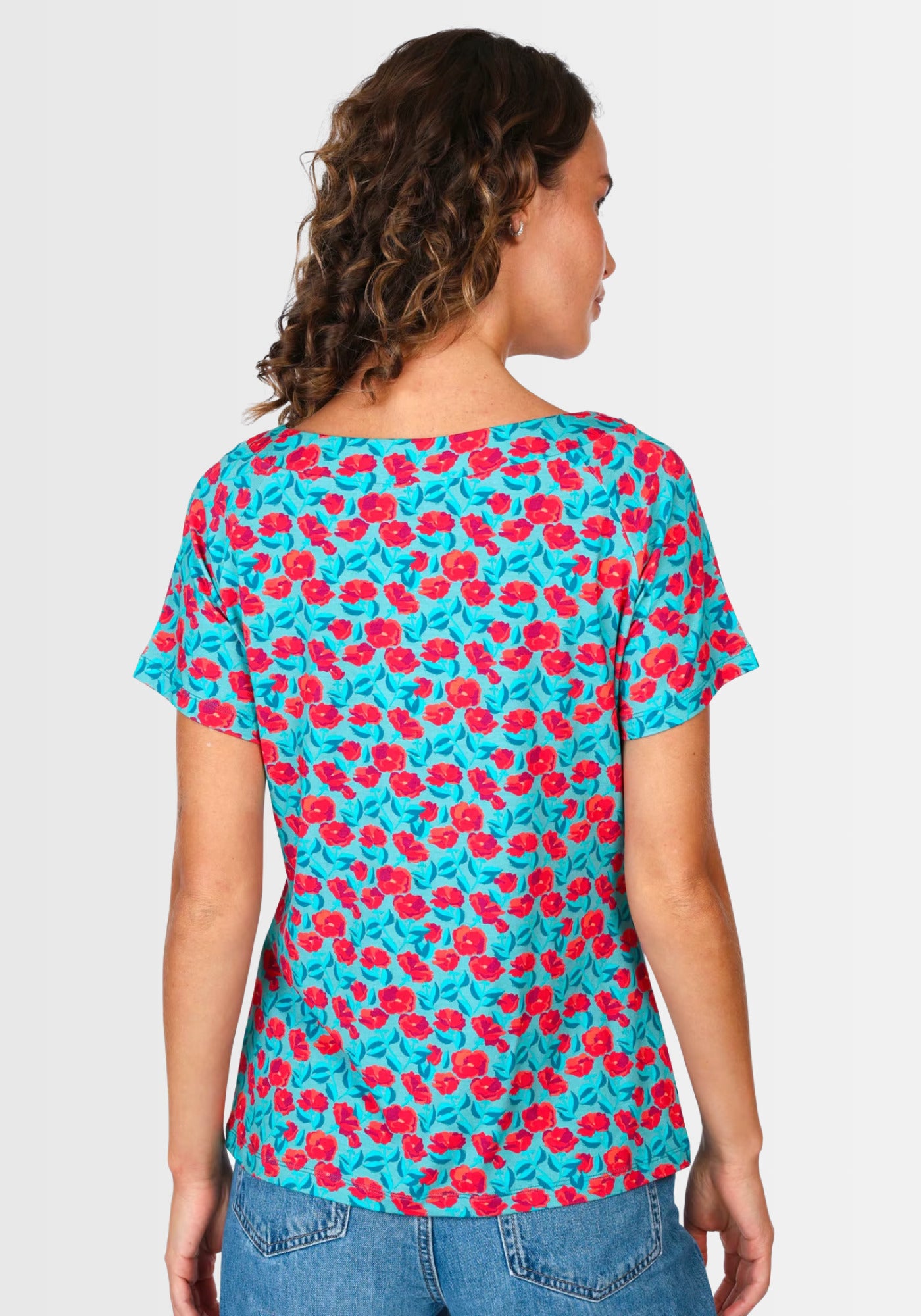 Rückansicht des „Zoe rosy“ T-Shirts in türkisfarbener Blumenoptik. Die kurzärmelige Passform und der elastische Stoff sorgen für angenehme Bewegungsfreiheit im Alltag.