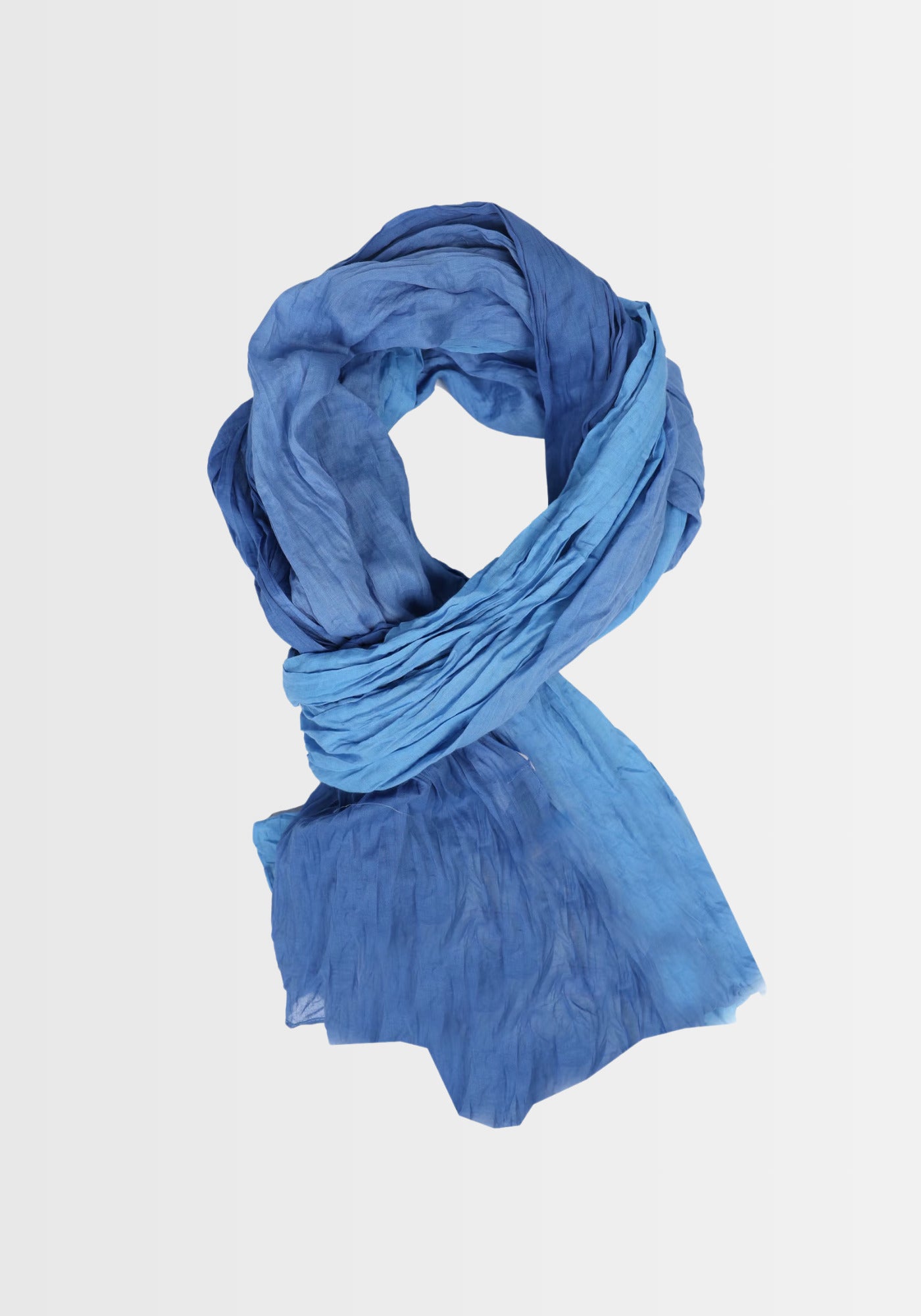 Freigestellter, rechteckiger Schal „Asta“ in Blau mit zartem Farbverlauf. Gefertigt aus 100% weicher Baumwolle, atmungsaktiv und vielseitig zu stylen.