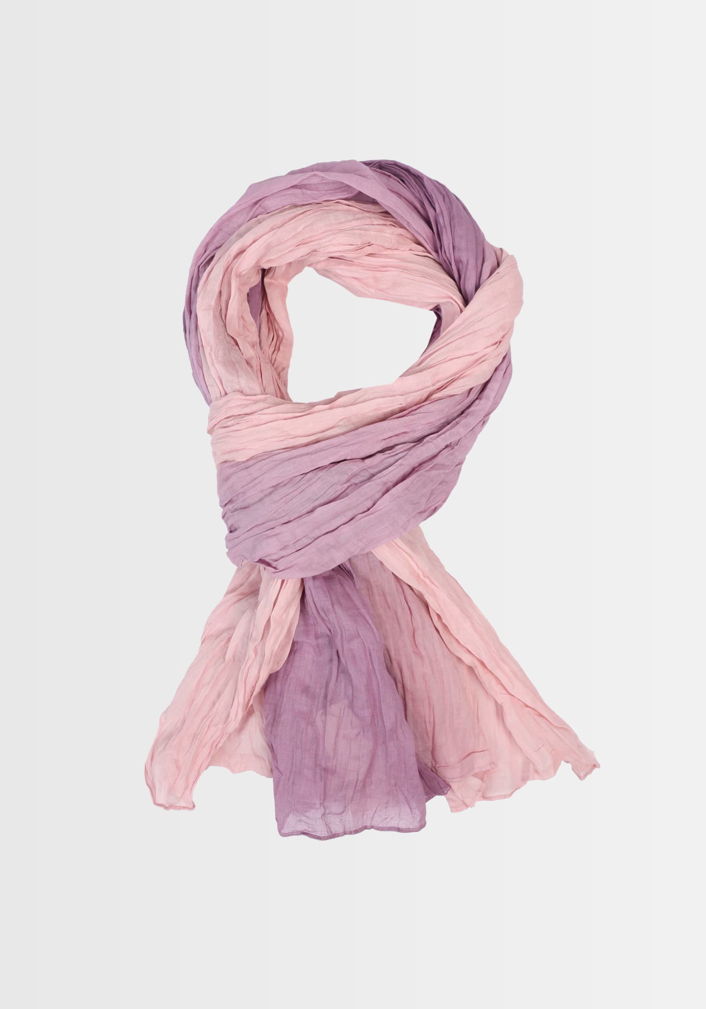 Freigestellte Ansicht des Tuchs „Asta – Lavender“ in sanften Lavendeltönen, gefertigt aus 100% Bio-Baumwolle. Der harmonische Farbverlauf sorgt für ein angenehmes, atmungsaktives Tragegefühl.