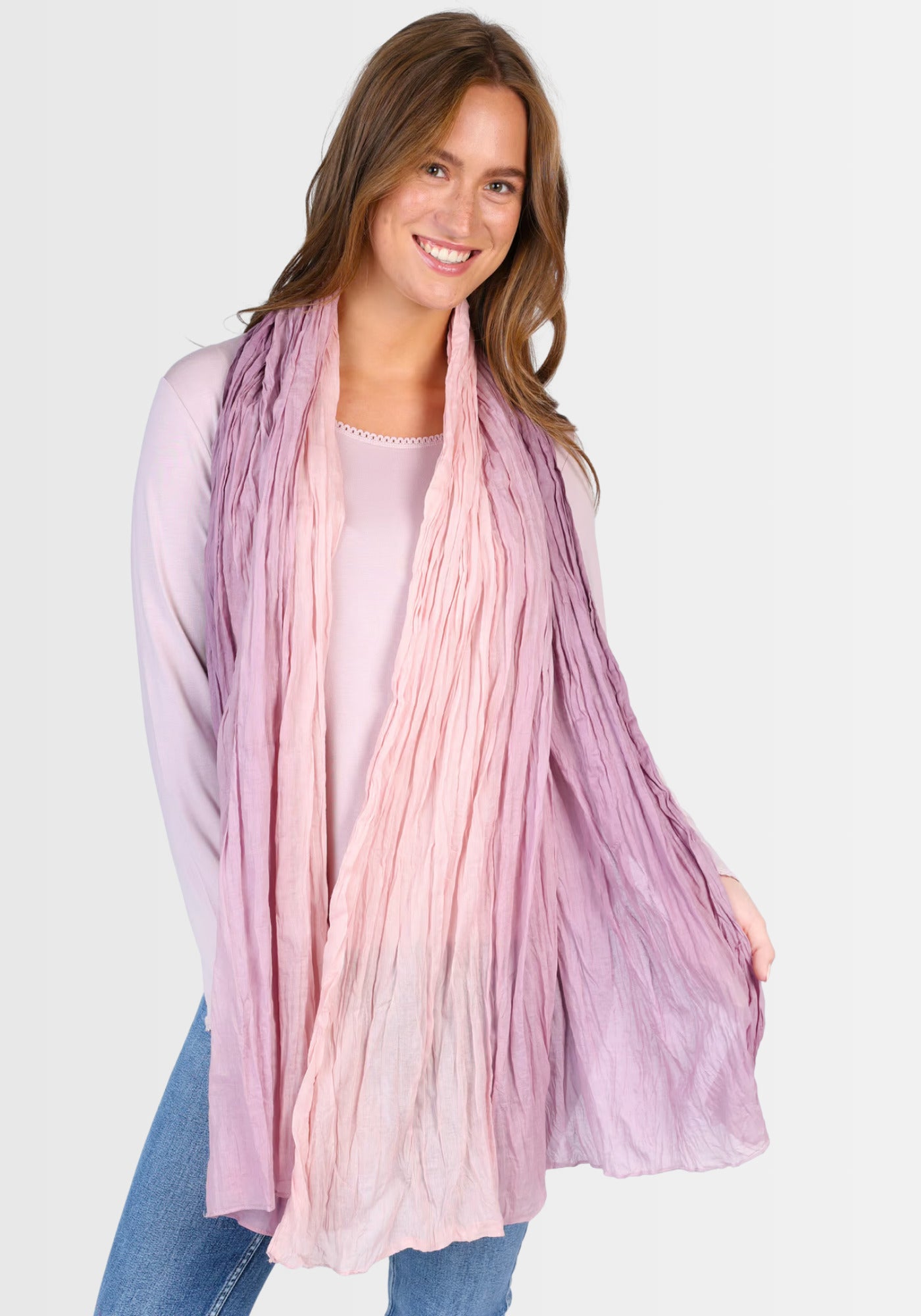 Lifestyle-Aufnahme des Tuchs „Asta – Lavender“, das mit seinem harmonischen Farbverlauf und der weichen Bio-Baumwolle jedem Outfit einen frischen, eleganten Akzent verleiht – perfekt für entspannte Tage.