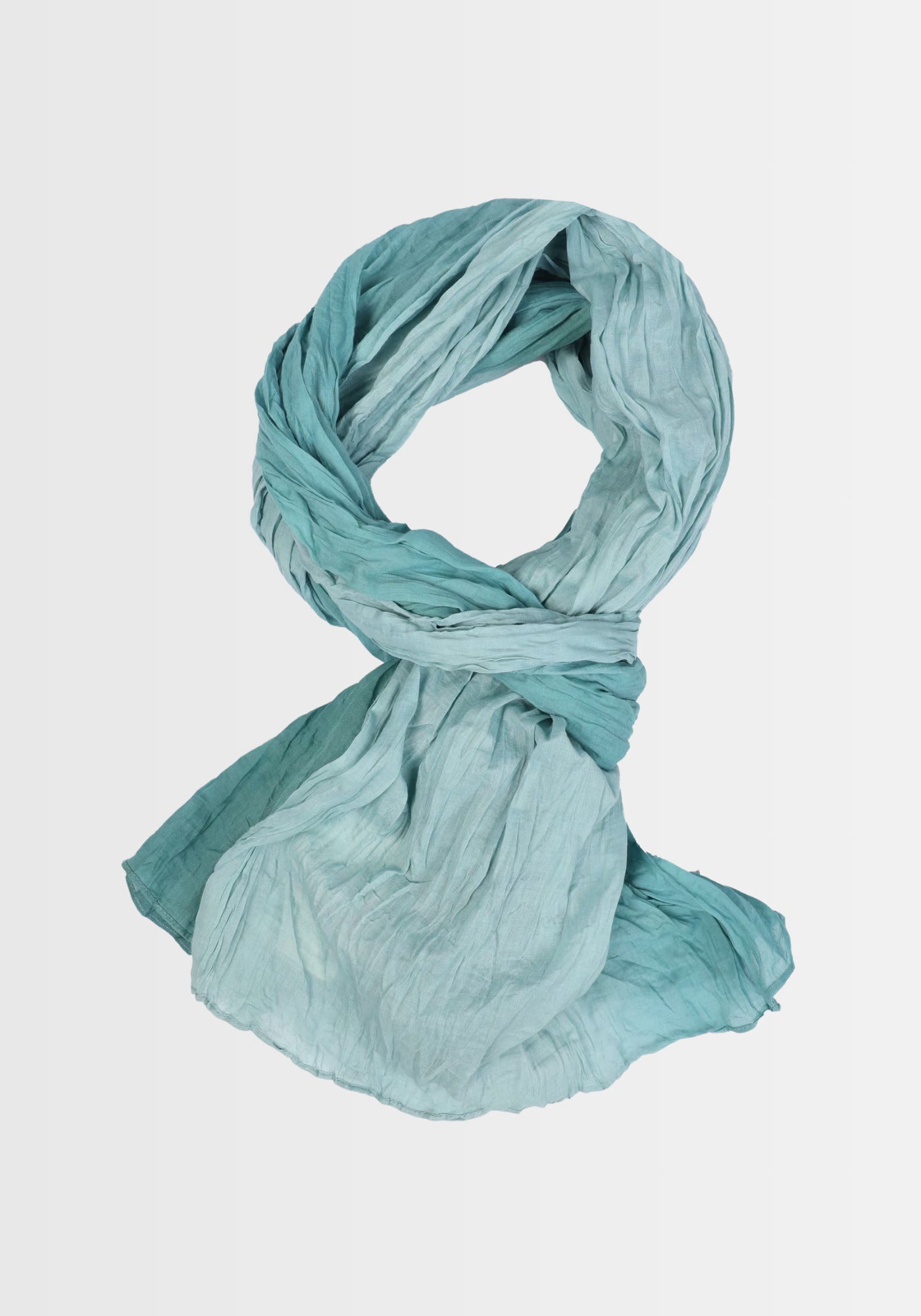 Freigestellte Ansicht des Tuchs „Asta – Mermaid“ in Blau, gefertigt aus 100% weicher Baumwolle. Der harmonische Farbverlauf und die lebendigen, meerjungfraueninspirierten Farben machen diesen Schal zu einem vielseitigen Accessoire.