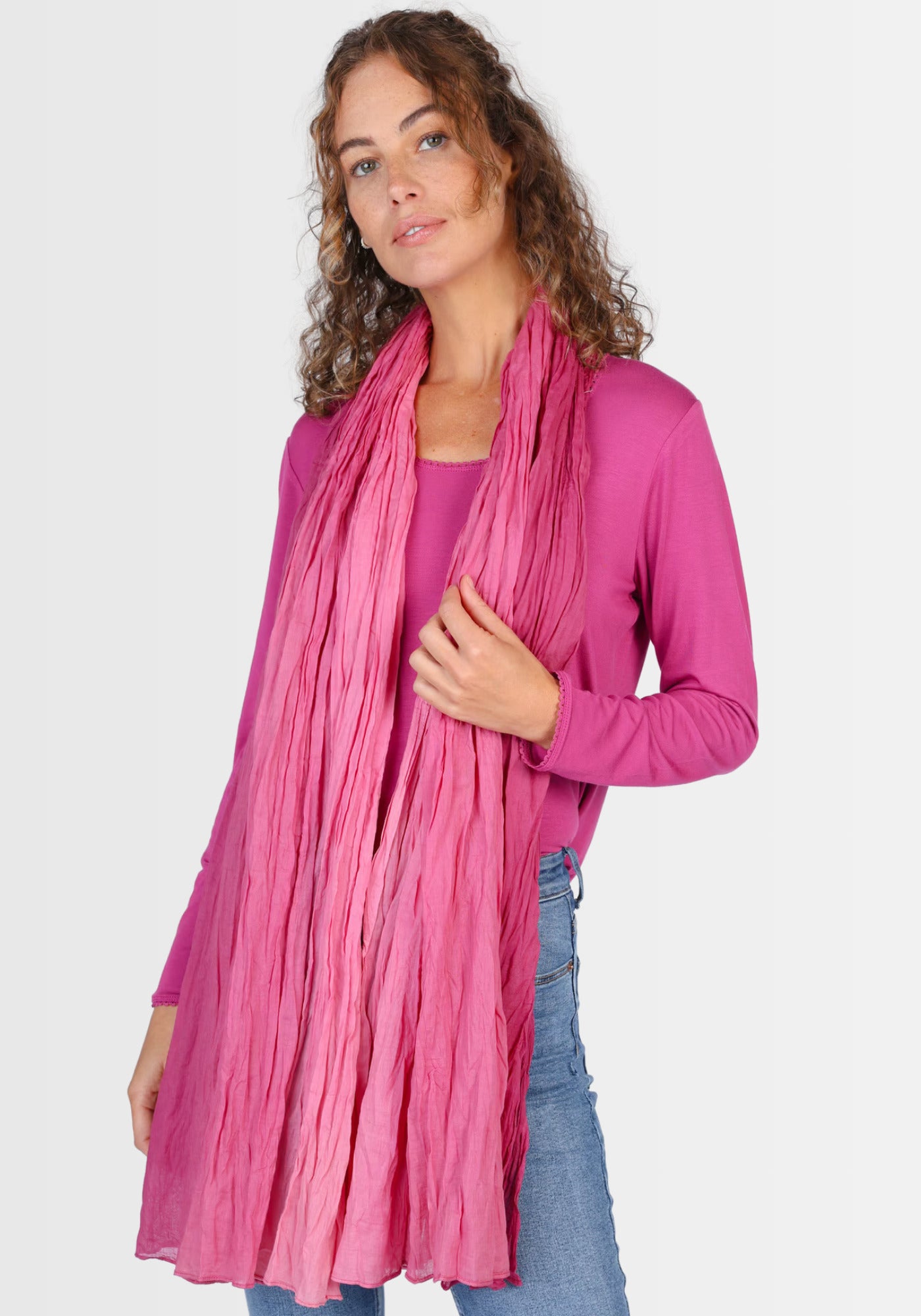 Lifestyle-Aufnahme: Das Tuch „Asta – raspberry“ in satten Rottönen verleiht jedem Outfit einen frischen, femininen Akzent. Hergestellt aus 100% Bio-Baumwolle, ist es atmungsaktiv und pflegeleicht – ideal für den Alltag.