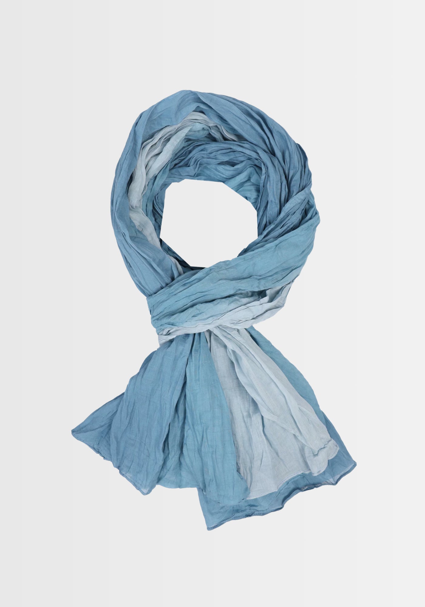 Freigestellte Ansicht des Tuchs „Asta – Swedish Blue“ in leuchtendem Blau, gefertigt aus 100% Baumwolle. Der harmonische Farbverlauf und die weiche, atmungsaktive Qualität machen diesen Schal zu einem vielseitigen Accessoire.