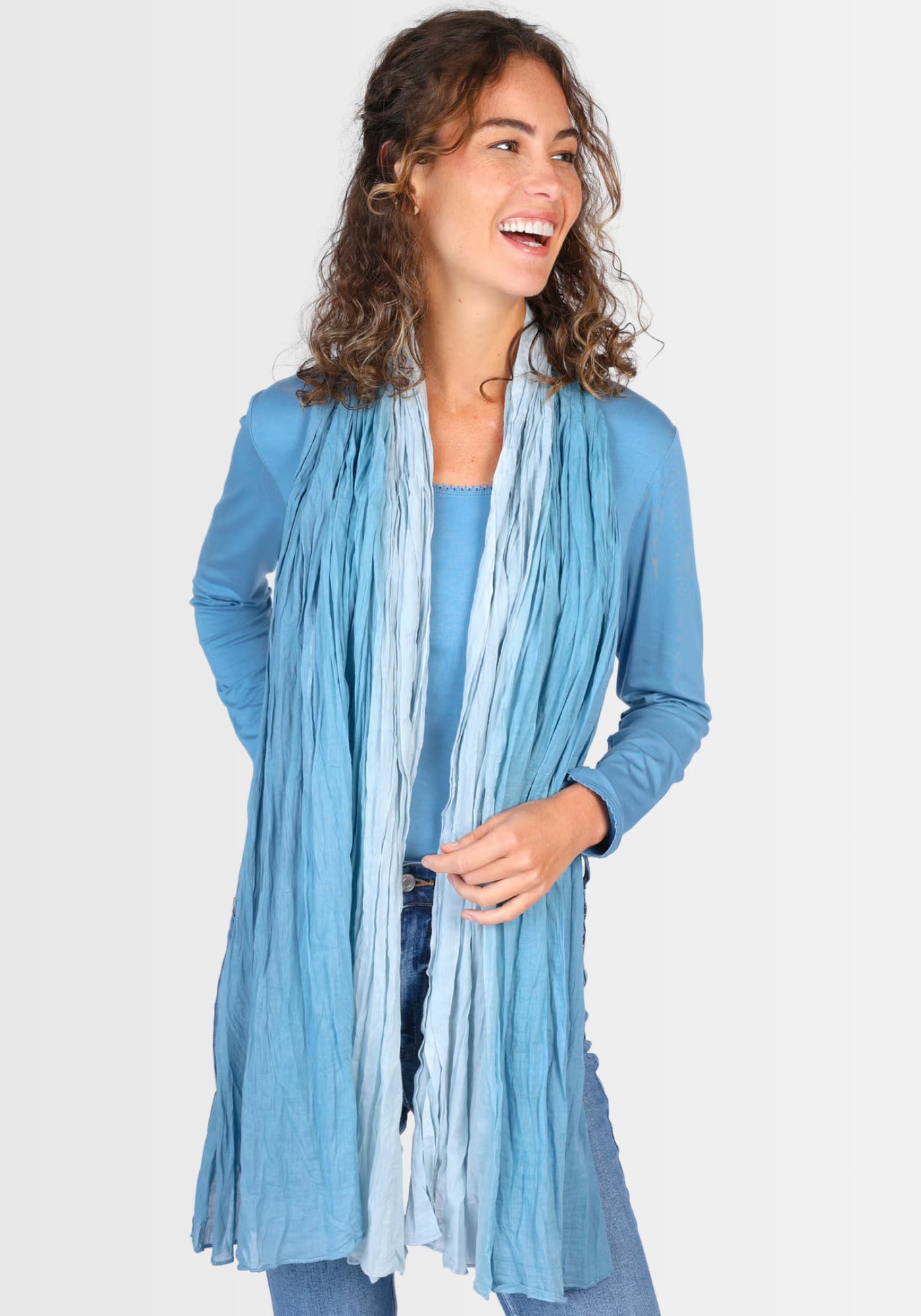 Lifestyle-Aufnahme mit dem Tuch „Asta – Swedish Blue“ als modisches Highlight. Der atmungsaktive Baumwollschal mit harmonischem Farbverlauf rundet jedes Outfit perfekt ab und verleiht einen frischen, modernen Look.