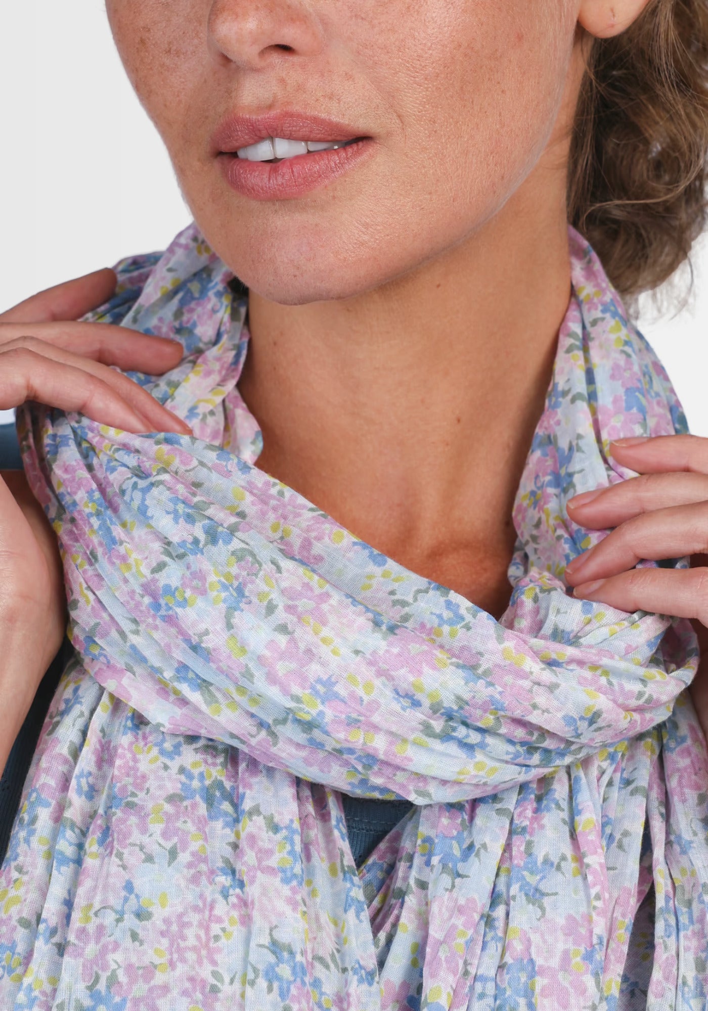 Nahaufnahme des floralen Drucks des Tuchs „Inesse – light blue“. Die hochwertige Baumwolle zeigt einen feinen, harmonischen Farbverlauf in zarten Blautönen und akzentuierten Musterdetails.