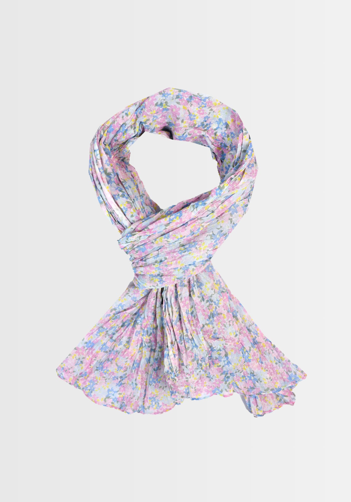 Freigestellte Ansicht des Tuchs „Inesse – light blue“ in zarten Blautönen. Gefertigt aus 100% Baumwolle mit einem exklusiven, floral bedruckten Design und harmonischem Farbverlauf – ideal als vielseitiges Accessoire.