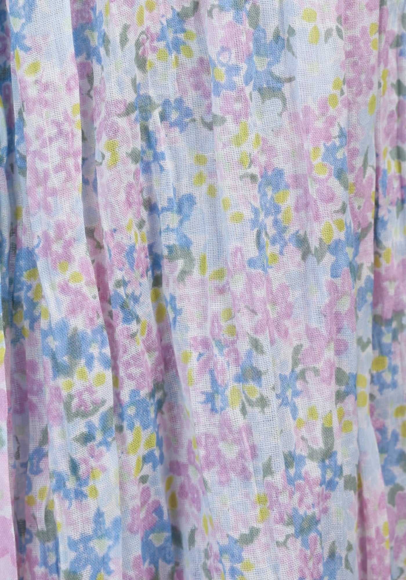 Freigestellte Detailaufnahme des Tuchs „Inesse – light blue“. Der exklusive, floral bedruckte Schal aus 100% Baumwolle überzeugt durch seinen zarten Farbverlauf und die feine Struktur – ein Zeichen erstklassiger Verarbeitung.