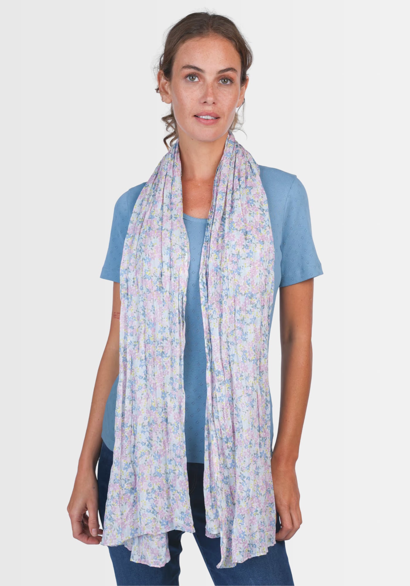 Lifestyle-Aufnahme des Tuchs „Inesse – light blue“, getragen als vielseitiges Accessoire. Der weiche, atmungsaktive Baumwollschal in sanftem Blau mit floralem Druck verleiht jedem Outfit einen frischen, eleganten Touch.