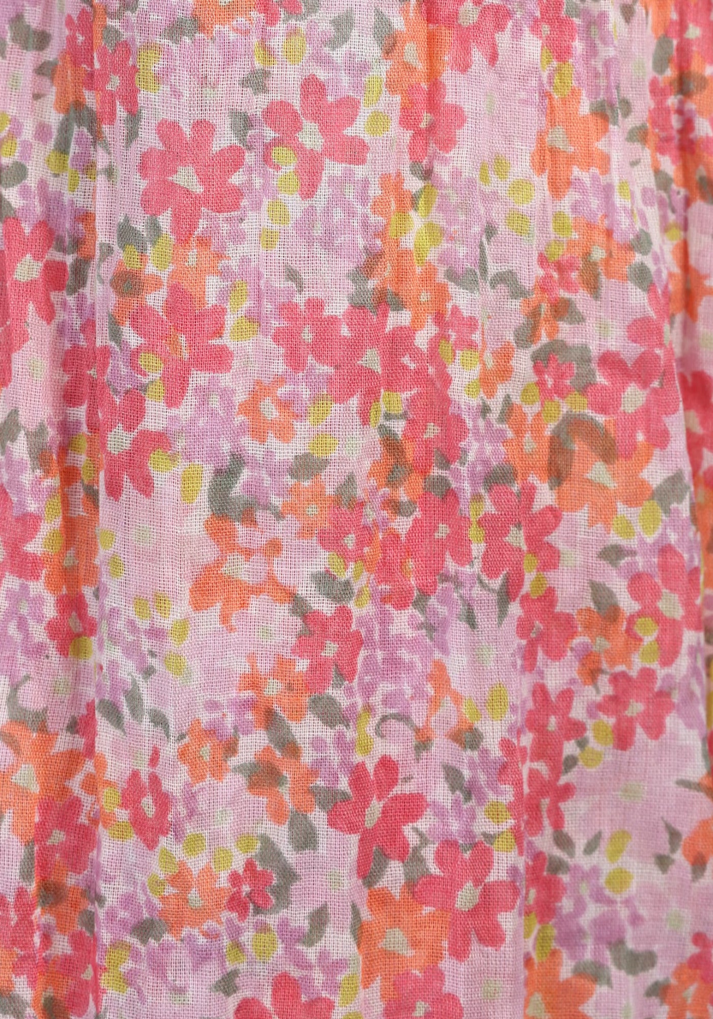 Nahaufnahme des feinen, floral bedruckten Musters des Tuchs „Inesse – rose“. Der hochwertige Bio-Baumwollstoff in sanften Rosatönen zeigt einen harmonischen Farbverlauf und unterstreicht die erstklassige Verarbeitung.