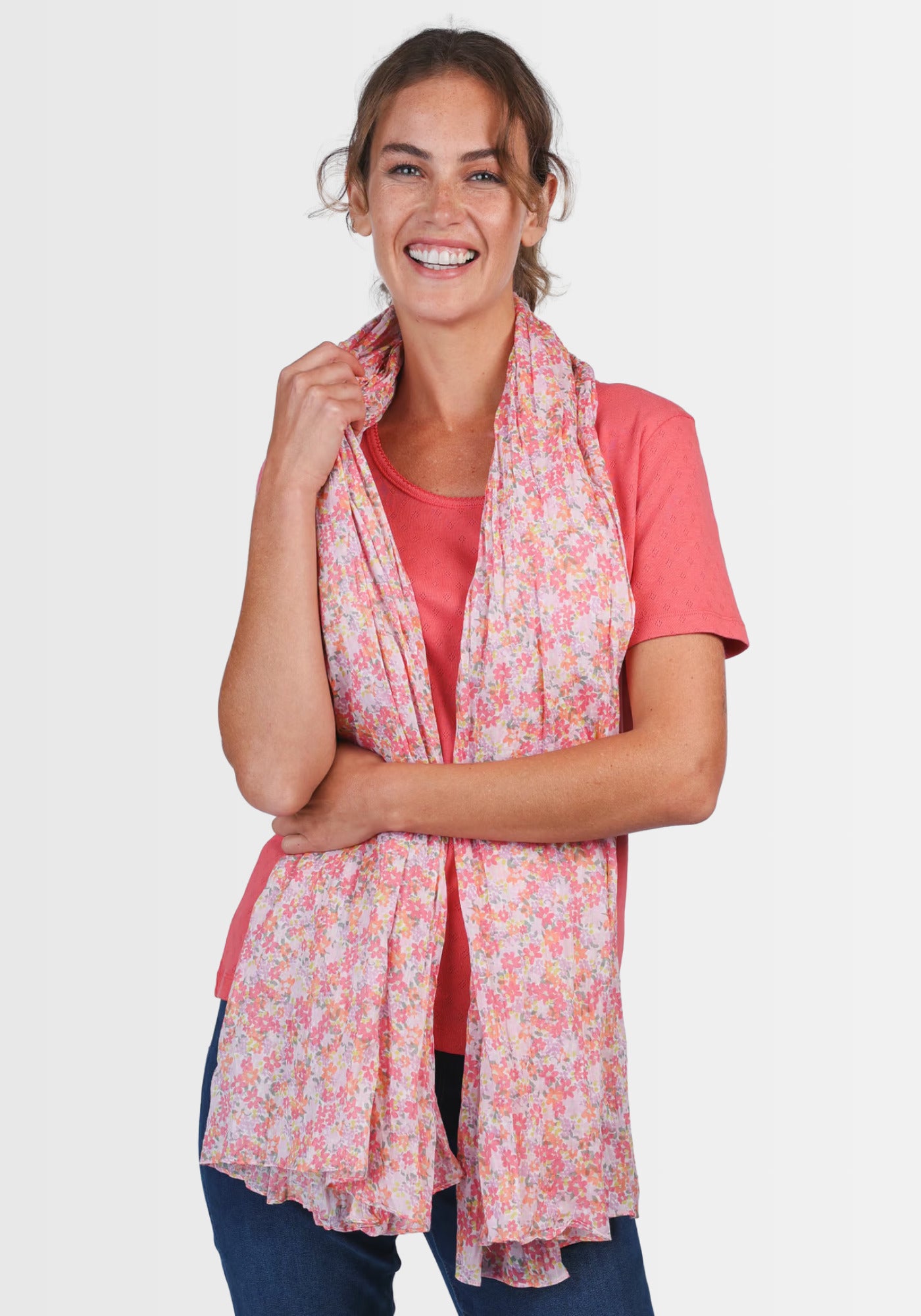 Lifestyle-Aufnahme des Tuchs „Inesse – rose“, das aus 100% Bio-Baumwolle gefertigt ist. Der weiche, atmungsaktive Schal besticht durch seinen exklusiven, floralen Druck und verleiht jedem Outfit einen frischen, modischen Touch.