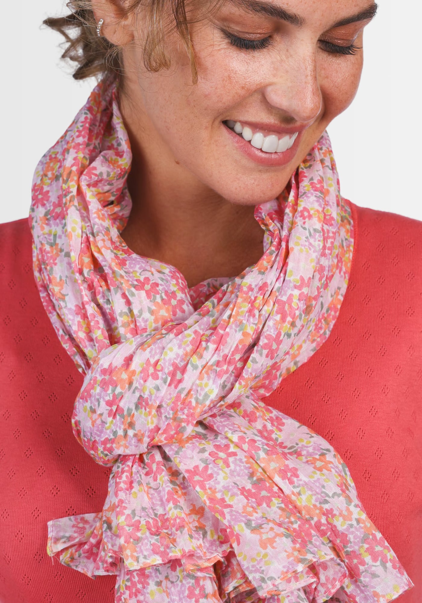 Detailaufnahme des Tuchs „Inesse – rose“ von Sorgenfri Sylt, das durch seinen zarten, floral bedruckten Look als modisches Highlight überzeugt. Ideal als Accessoire, um jedem Outfit eine elegante Note zu verleihen.