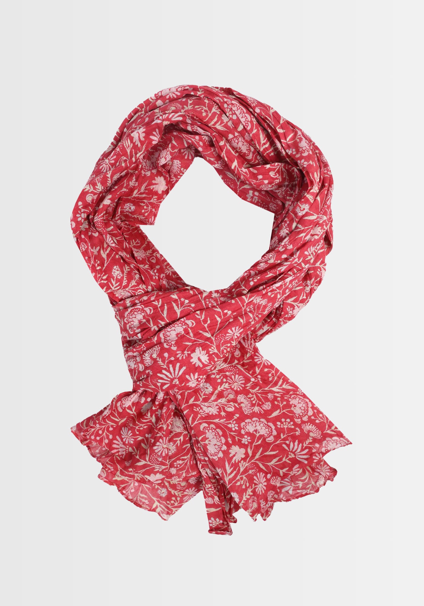 Freigestellte Ansicht des Tuchs „Lorie – magnolie“ in intensivem Rot, gefertigt aus 100% Baumwolle mit einem kunstvollen, floral bedruckten Design – ideal als vielseitiges Accessoire.