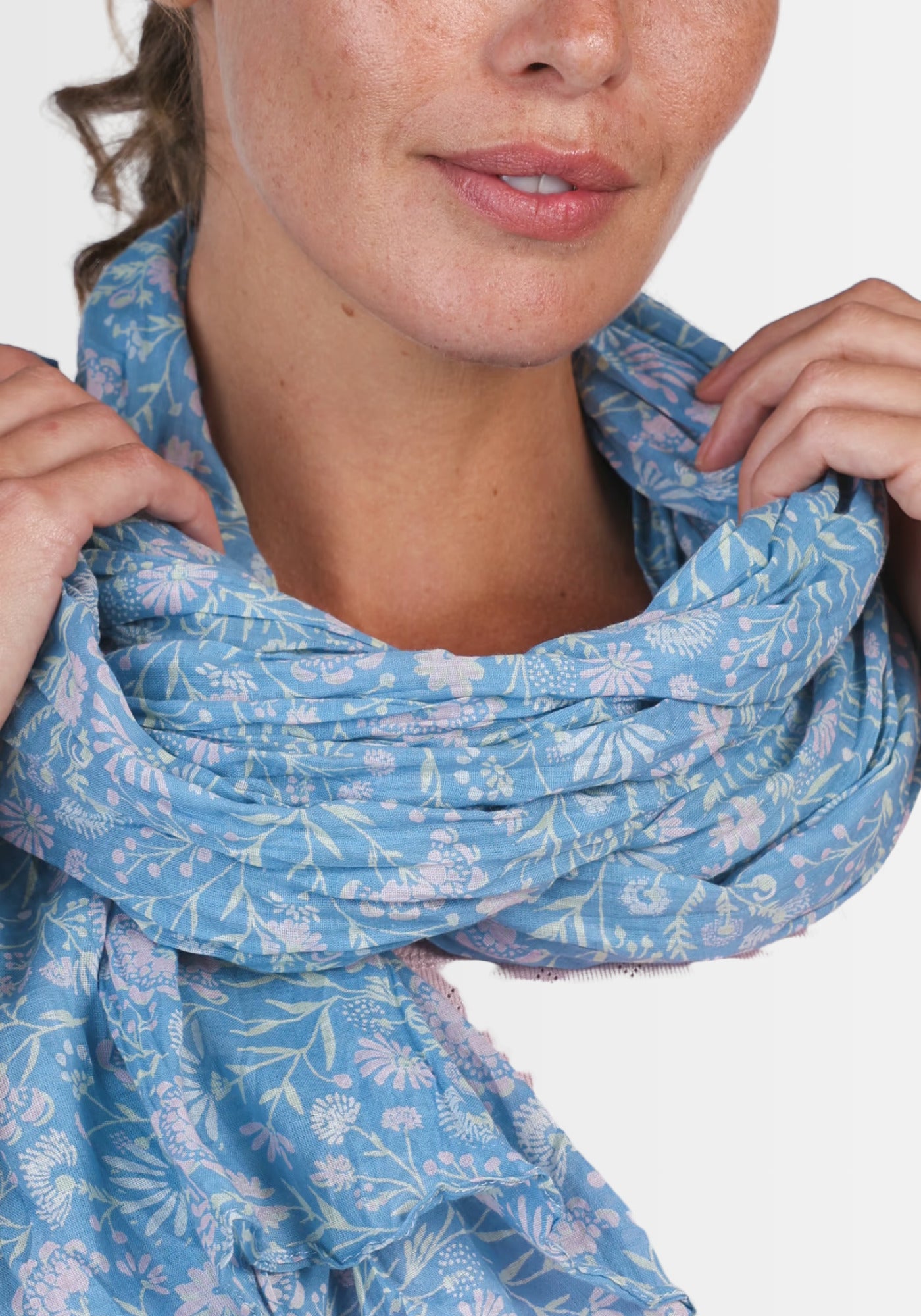 Nahaufnahme des feinen, floral bedruckten Musters des Tuchs „Lorie – Swedish Blue“. Die hochwertige Baumwolle zeigt einen edlen Farbverlauf, der dem Schal eine stilvolle Optik verleiht.