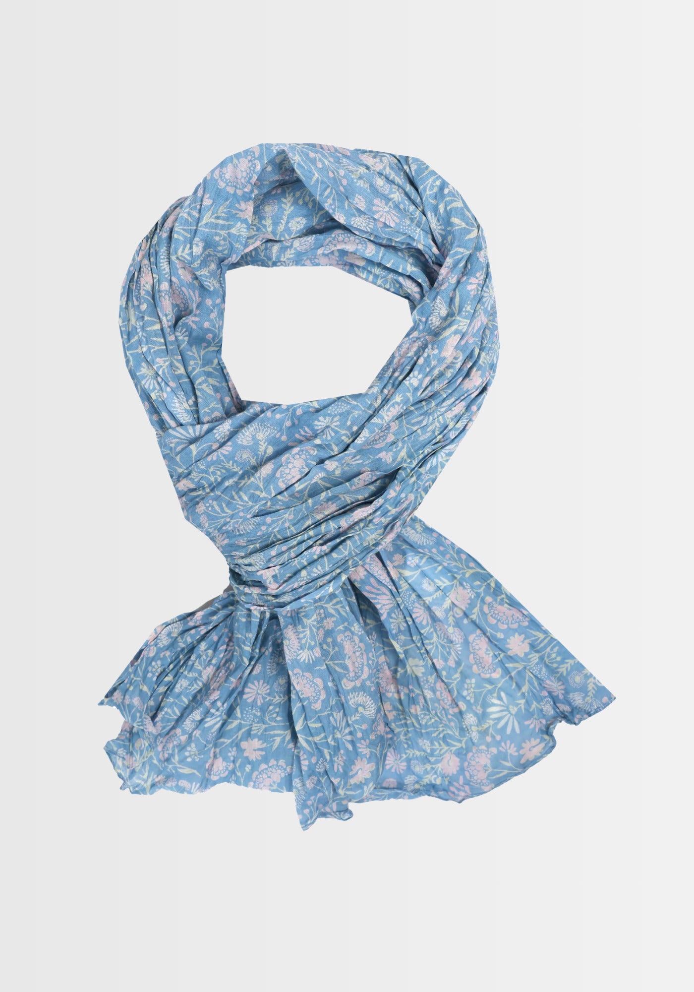 Freigestellte Ansicht des Tuchs „Lorie – Swedish Blue“ in strahlendem Blau mit zartem, floral bedrucktem Design. Gefertigt aus 100% weicher Baumwolle, ideal für einen vielseitigen und eleganten Look.