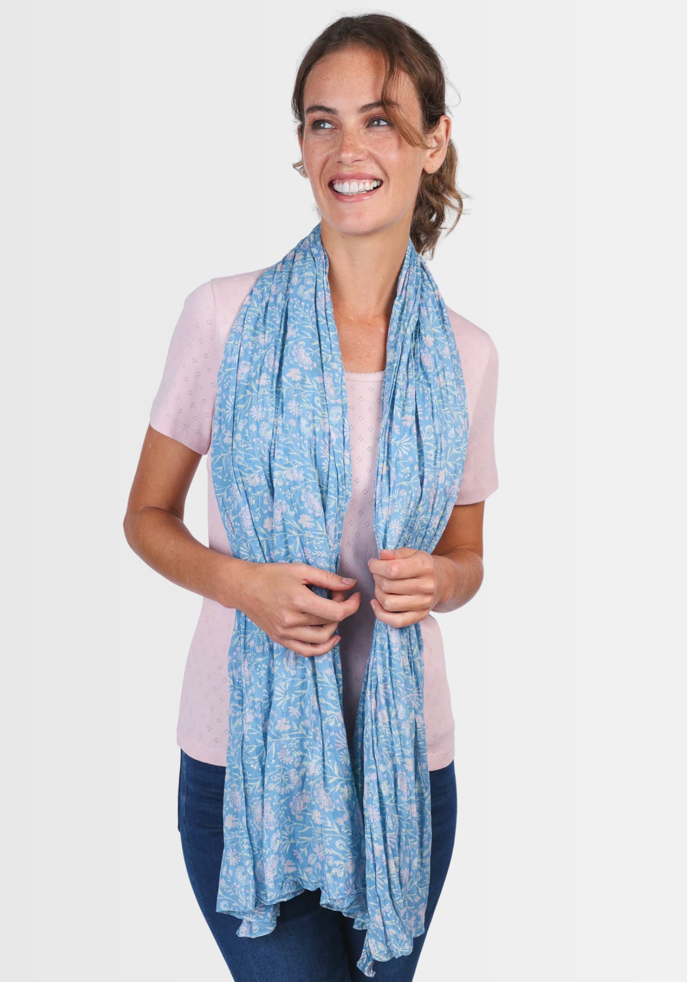 Lifestyle-Aufnahme des Tuchs „Lorie – Swedish Blue“ als modisches Highlight. Der weiche Baumwollschal mit harmonischem, floral bedrucktem Muster verleiht jedem Outfit einen frischen, skandinavischen Touch.