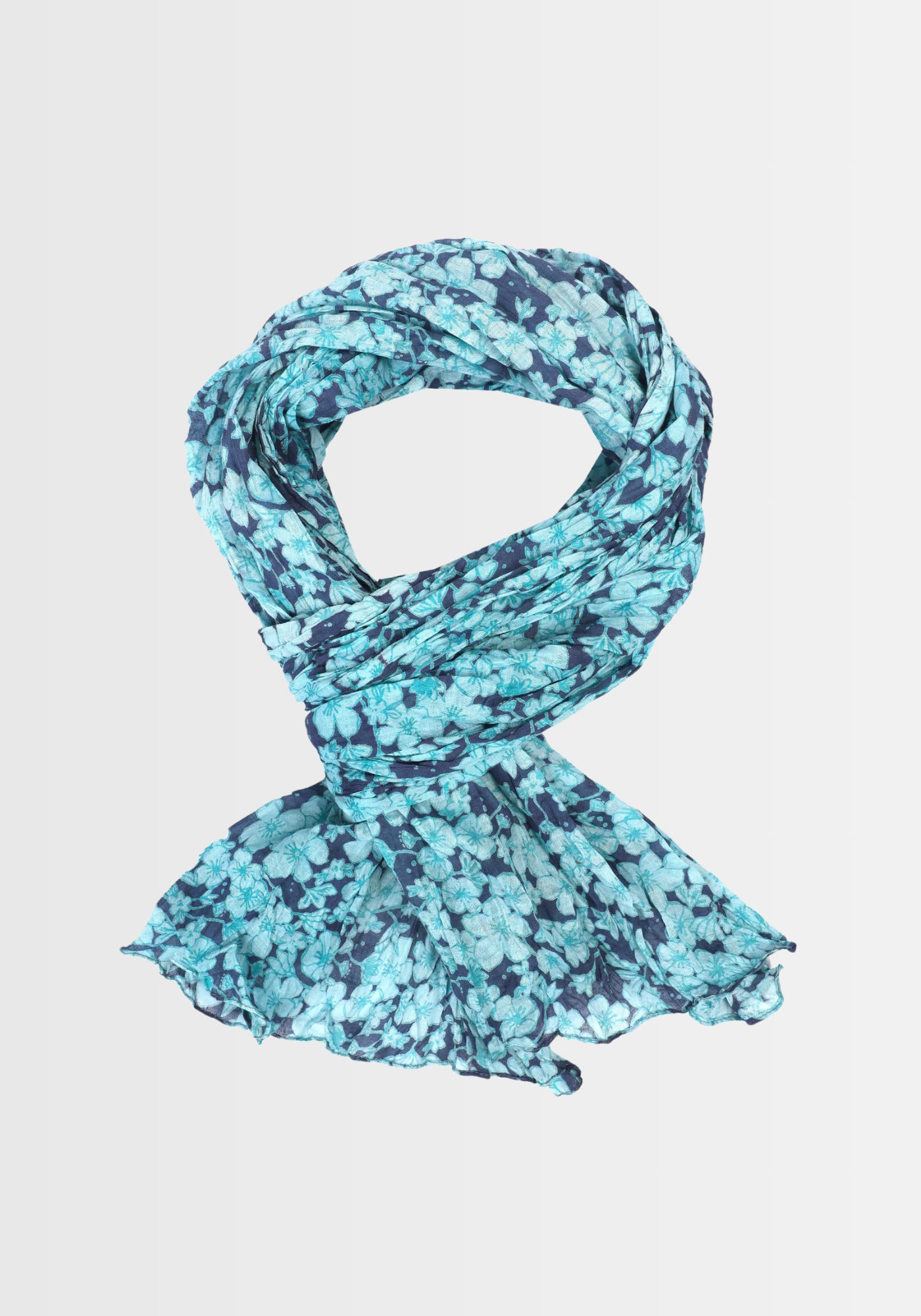 Freigestellte Ansicht des Tuchs "Nawel – navy" von Sorgenfri Sylt, gefertigt aus 100% Baumwolle. Der weiche, atmungsaktive Schal besticht durch seinen exklusiven Druck und harmonische Farbverläufe – ideal als vielseitiges Accessoire.