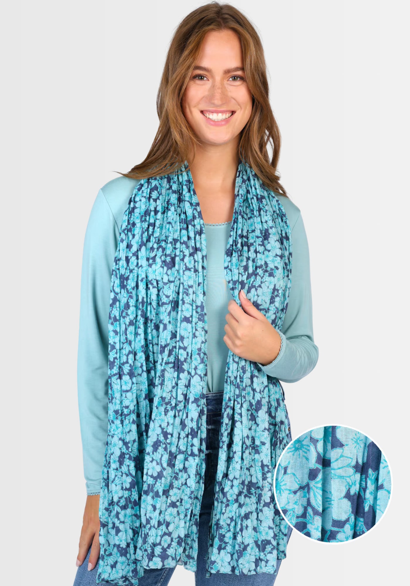 Lifestyle-Aufnahme des Tuchs "Nawel – navy" als modisches Highlight. Der 100% Baumwollschal von Sorgenfri Sylt verleiht jedem Outfit einen stilvollen Akzent und überzeugt durch seinen exklusiven Druck und angenehme Tragekomfort.