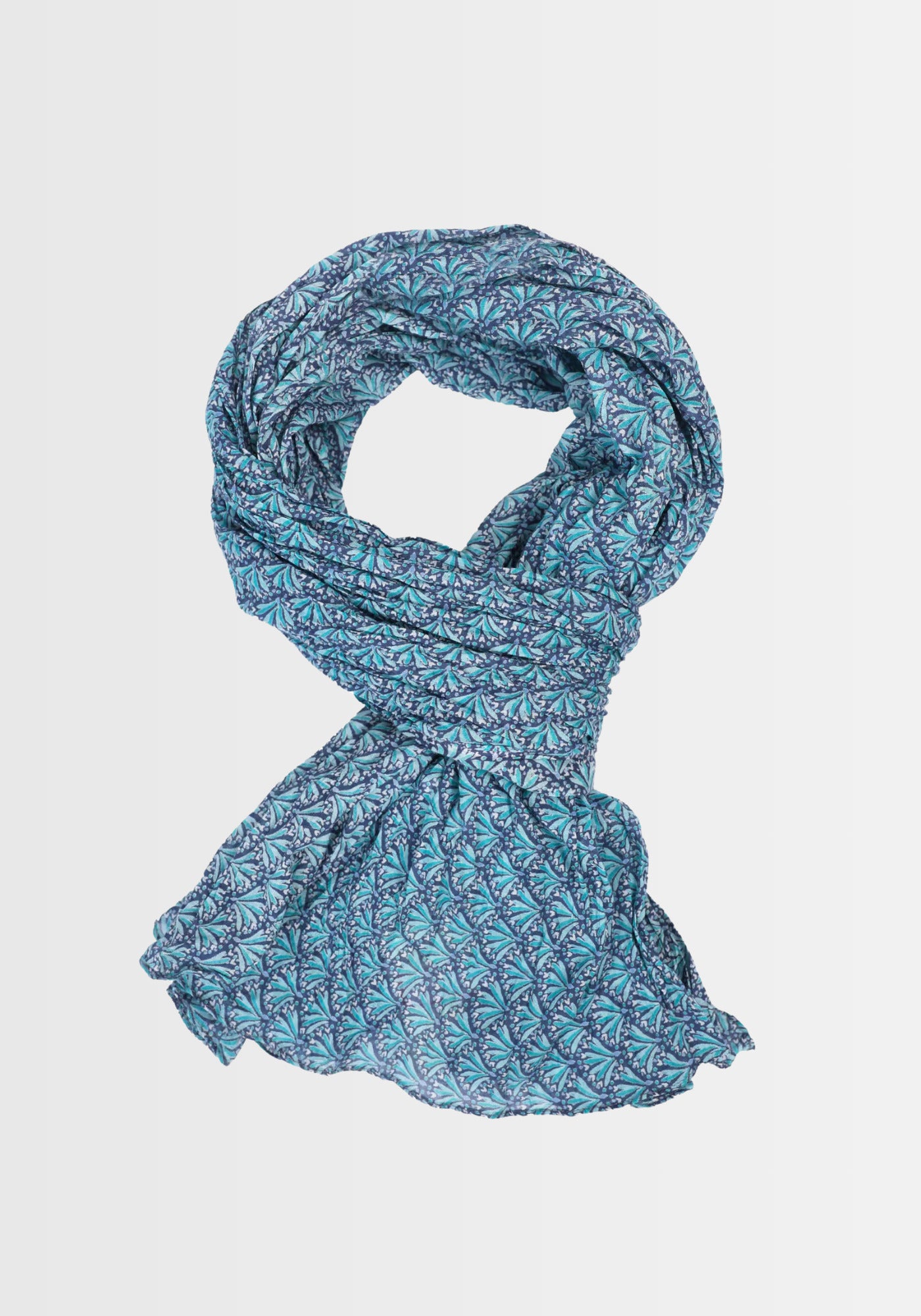 Freigestellte Ansicht des Tuchs „Riva“ in Navy, gefertigt aus 100% Baumwolle. Der exklusive Druck in harmonischen Farben und die weiche, atmungsaktive Qualität machen diesen Schal zu einem vielseitigen Accessoire.