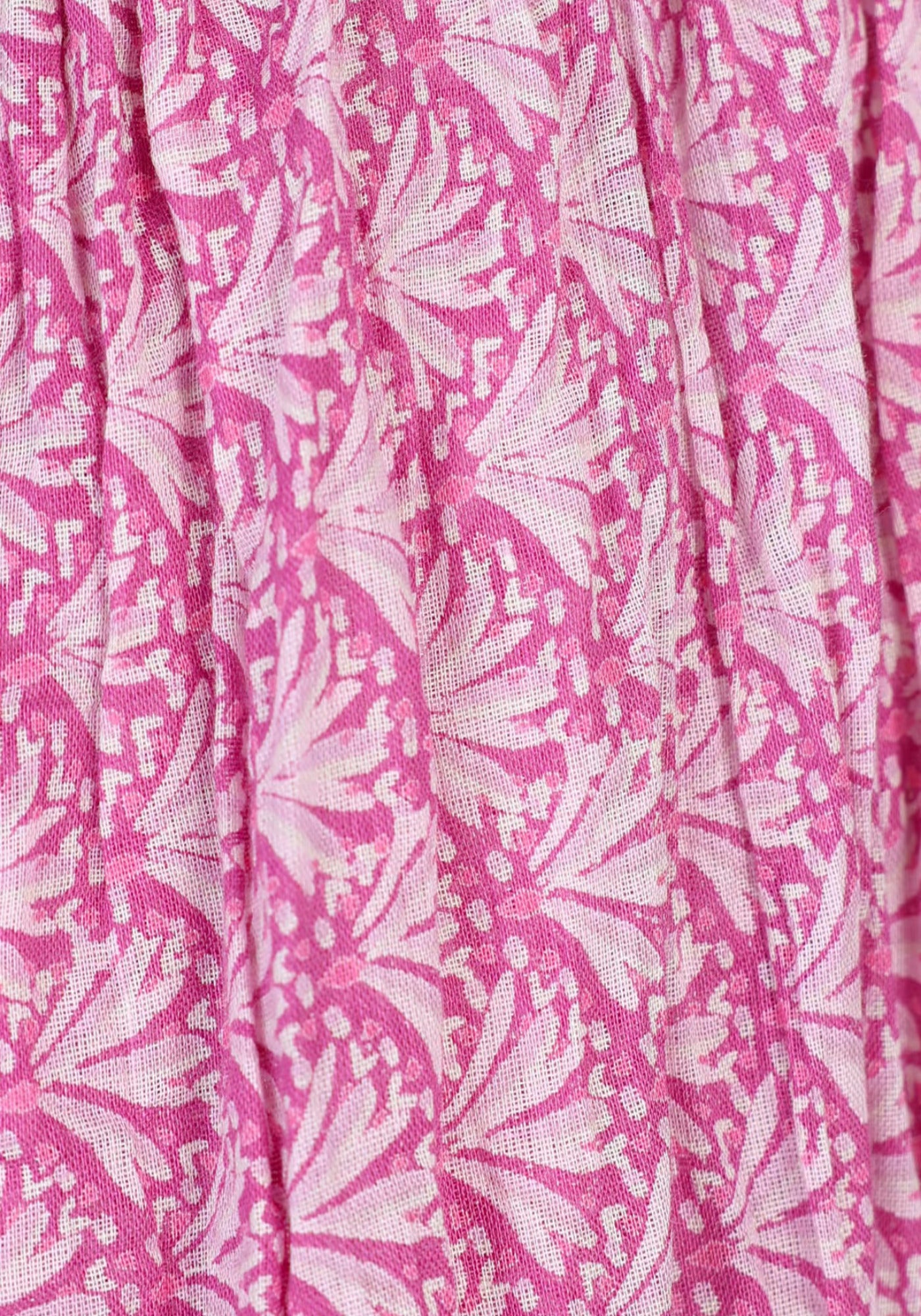 Detailaufnahme der feinen, weichen Baumwollstruktur des Tuchs „Riva – raspberry“. Der nachhaltige Stoff überzeugt durch seinen angenehmen Griff und den harmonischen Farbverlauf.