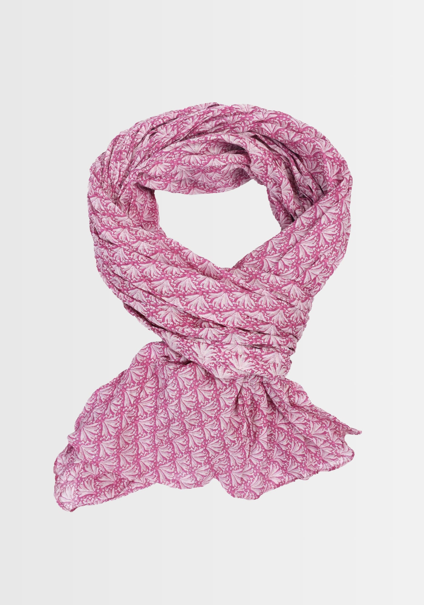 Freigestellte Ansicht des Tuchs „Riva – raspberry“ in intensiven, lebendigen Rottönen, gefertigt aus 100% Bio-Baumwolle. Der exklusive Druck und harmonische Farbverlauf machen diesen Schal zu einem vielseitigen Accessoire.