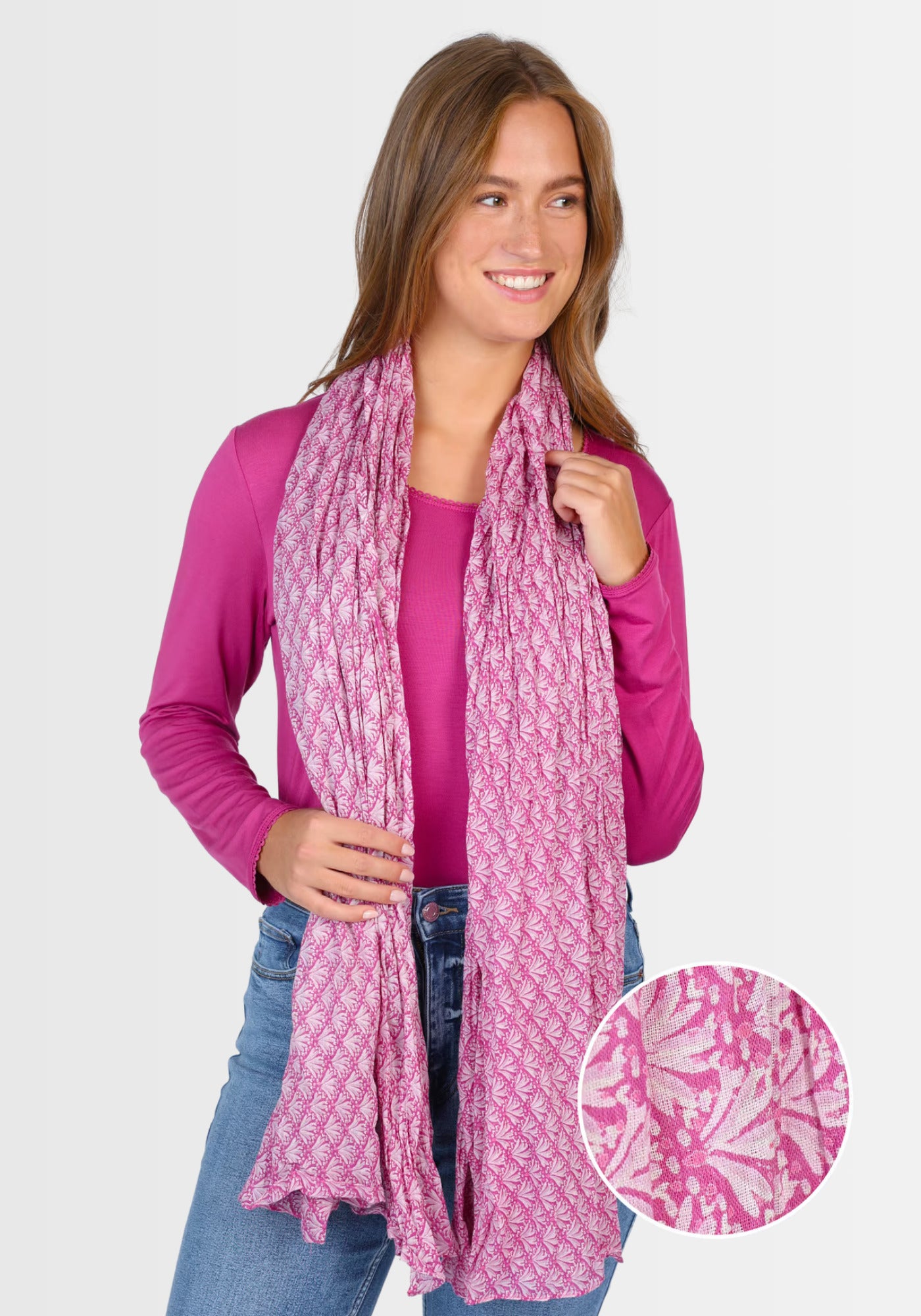 Lifestyle-Aufnahme des Tuchs „Riva – raspberry“, getragen als modisches Highlight in einem urbanen Outfit. Der weiche Bio-Baumwollschal mit exklusivem Druck verleiht jedem Look einen frischen, trendigen Touch.
