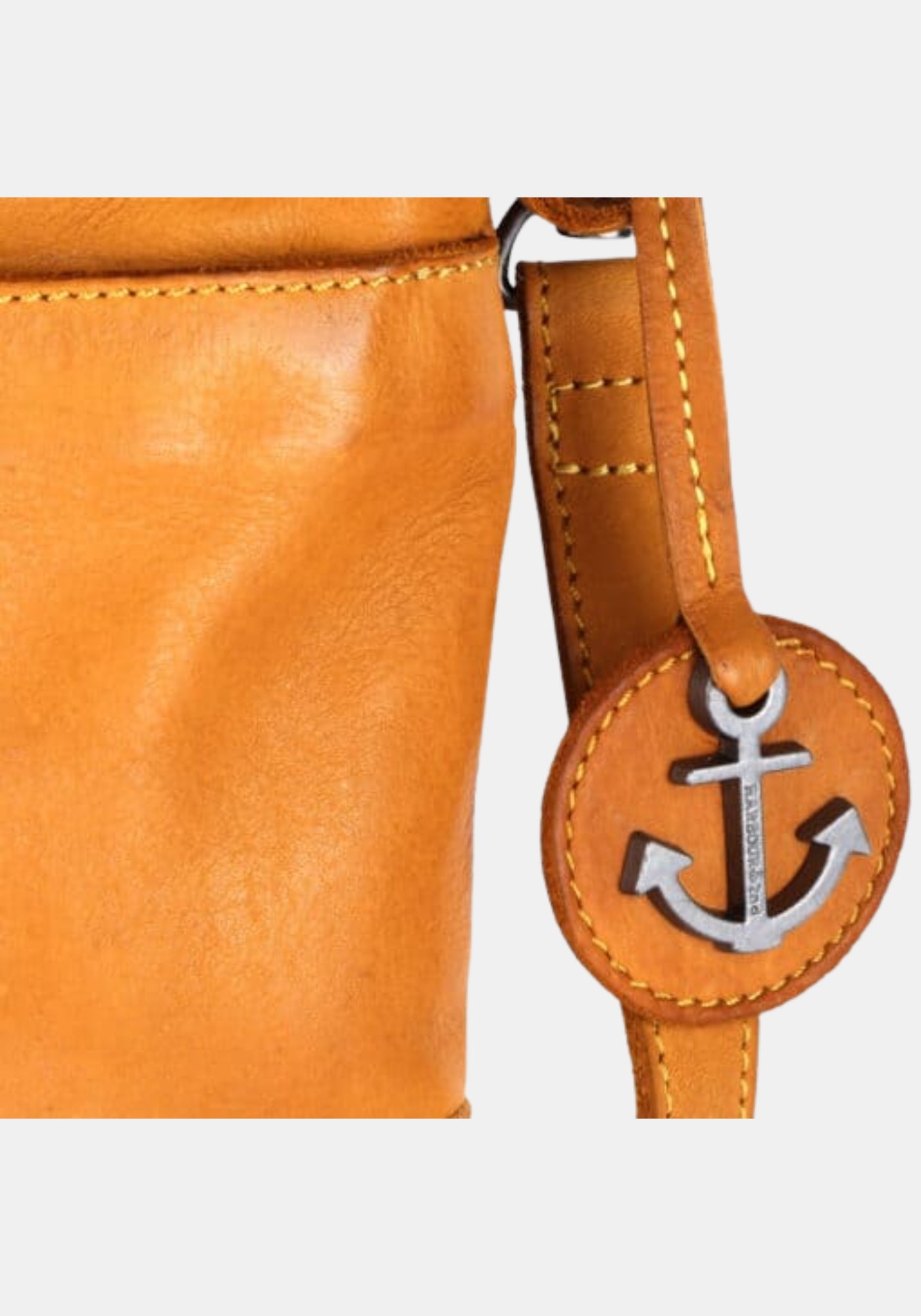 Anker-Anhänger an Tasche Isalie Harbour 2nd gezeigt aus gewaschenem Rindleder | oriental mustard | handgefertigt | Makroaufnahme