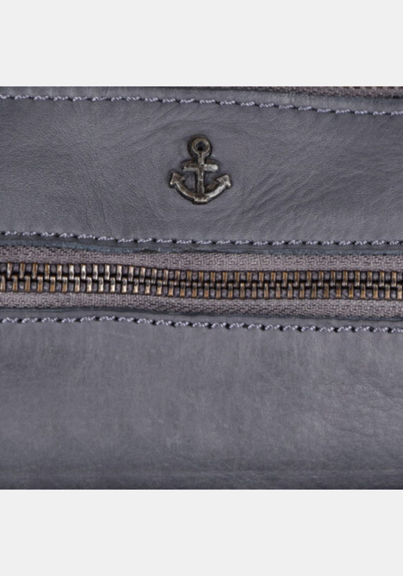 Makroaufnahme UmhΓ€ngetasche Isalie Harbour 2nd aus geschmeidigem Rindleder β dolphin grey mit metallischen Nieten | Detailaufnahme