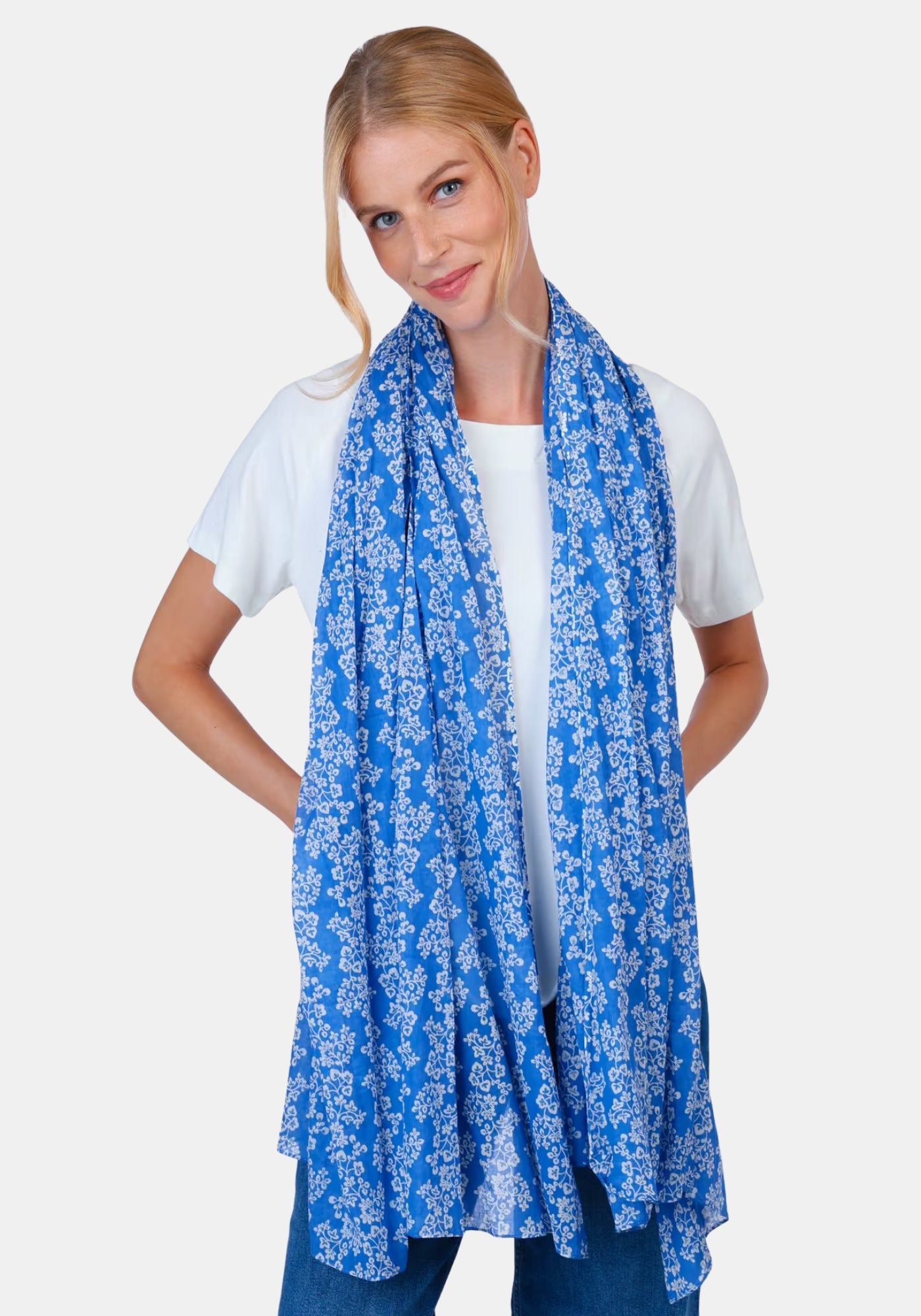 Model präsentiert locker drapiertes Tuch Vina in Lykka du Nord aus Bio‑Baumwolle – lapis | GOTS‑zert. | Lifestyle‑Vorderansicht