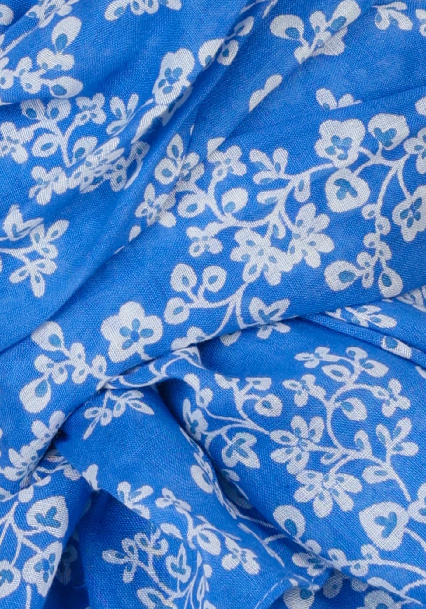 Makroaufnahme zeigt floralen Print in Lykka du Nord Tuch Vina aus Bio‑Baumwolle – lapis | GOTS‑zert. | Makroansicht