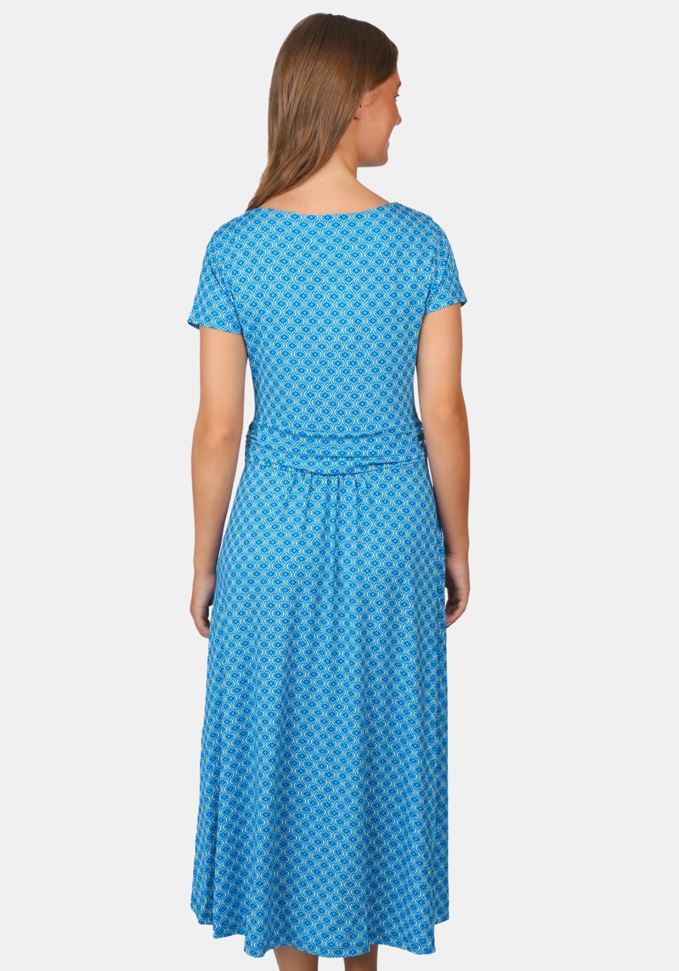 Rückansicht Modell im Sorgenfri Sylt Kleid Malind Summer Tile – lapis | U‑Boot‑Ausschnitt und taillierte Silhouette von hinten