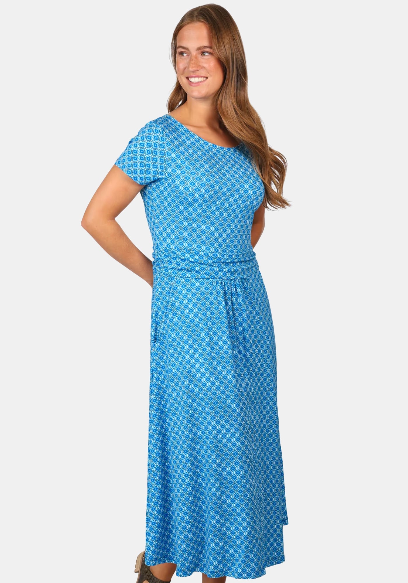 Seitenansicht Modell im Sorgenfri Sylt Kleid Malind Summer Tile – lapis | Midilänge und Eingrifftaschen im Profil