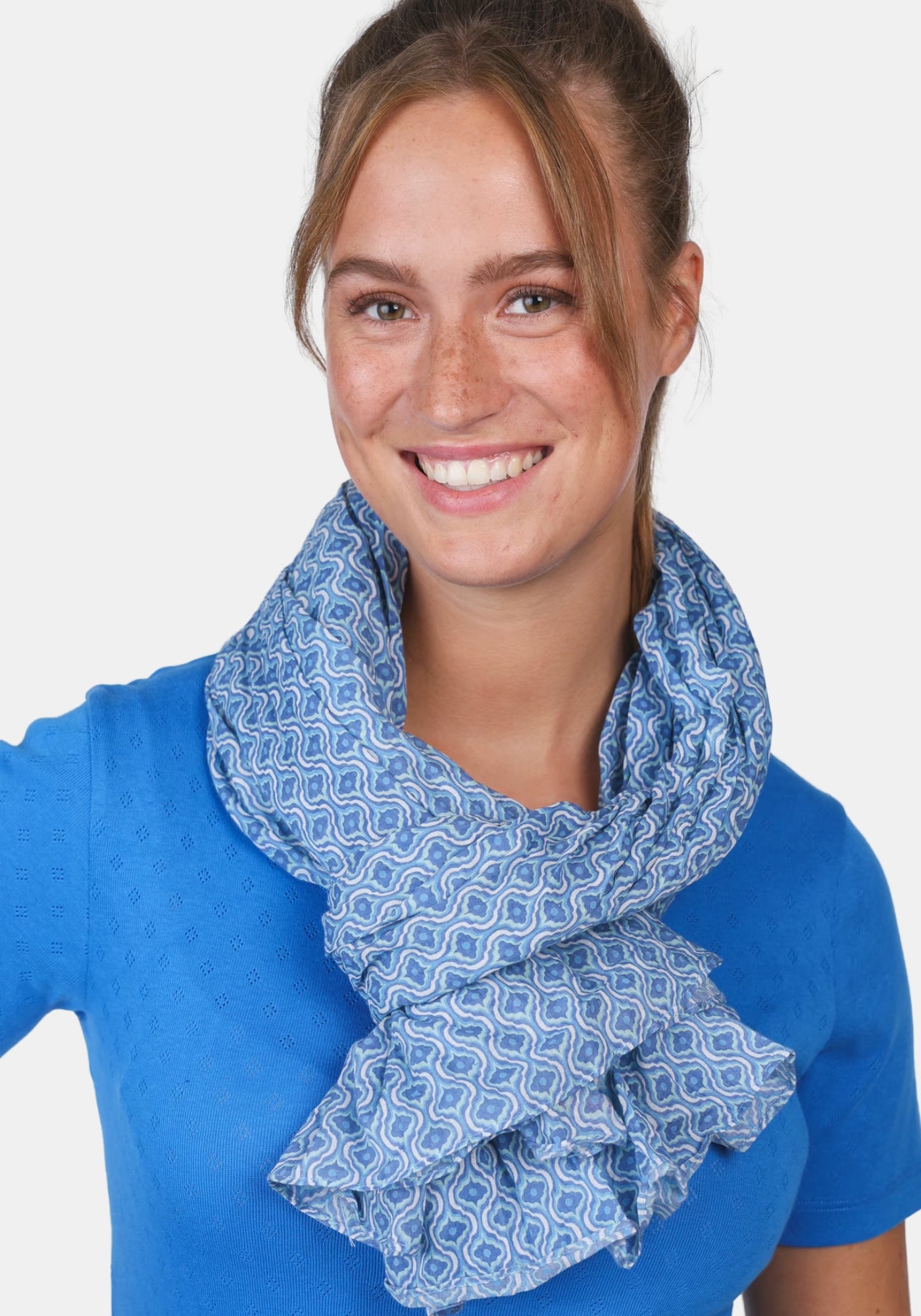 Frontalportrait Frau mit Sorgenfri Sylt Schal Eleni – lapis | grafisches Muster | Halbportrait