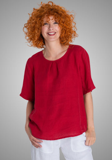 Locker geschnittenes Damen-Blusenshirt aus reinem Leinen in Granatrot, mit Rundhalsausschnitt und kurzen Ärmeln für sommerliche Outfits.