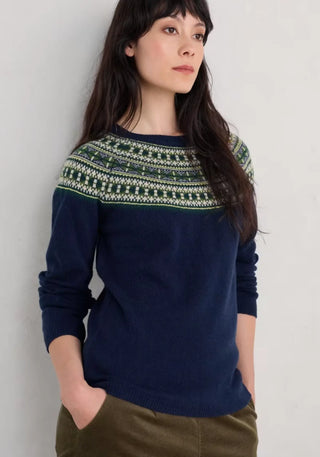 Luxuriöser Damenpullover mit Fair Isle Muster, inspiriert von traditionellen skandinavischen Designs, gestrickt aus warmem Merino-Mix in Blau.